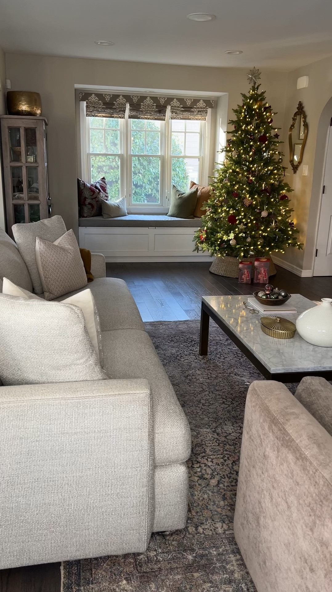 Beautiful pre-lit Christmas tree

Christmas decorations, Christmas tree, decorating.

#LTKHoliday #LTKSeasonal #LTKHome
