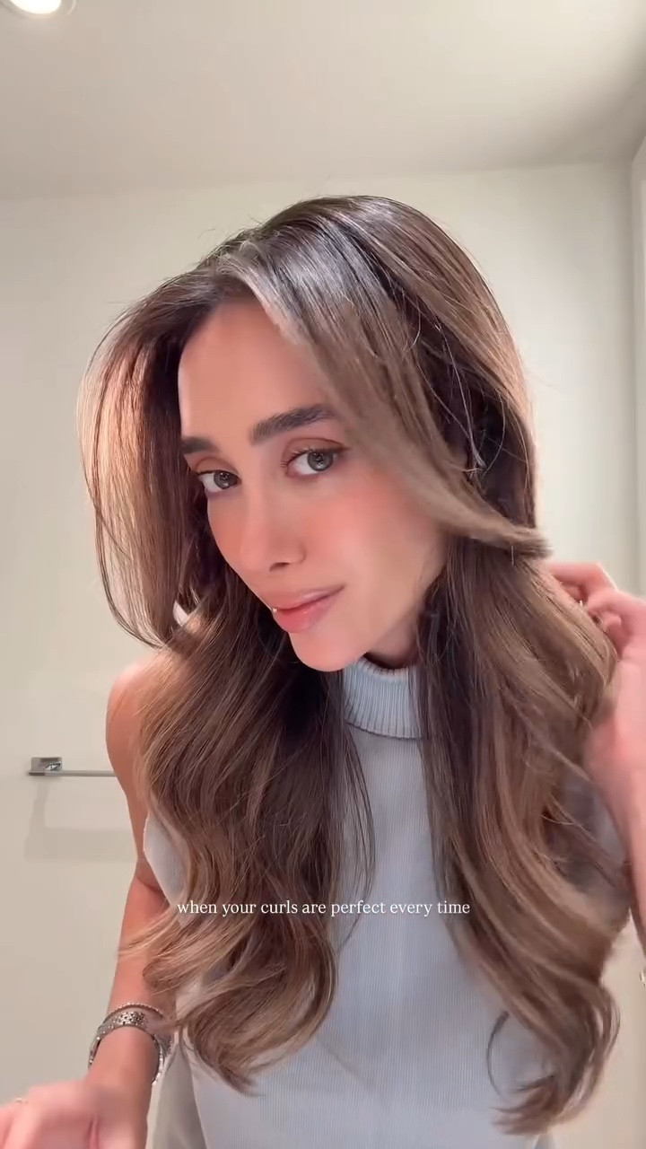 Tried the @t3micro curling iron for the first time and because of the long barrel I could do thicker curls and it actually turned out exactly how I like it.

Products I used for this look:
• @moroccanoil Heat Protection Spray
• @colorwowhair Thickening Moisturizing Anti-Frizz Spray
• @colorwowhair Bombshell Volumizer
• @gisou Hair Oil to finish

All links are in my bio 💛

برای اولین‌ بار از ‌ T3 استفاده کردم و به خاطر اینکه بدنه‌اش بلند بود تونستم فرهای ضخیم بگیرم، دقیقاً همون حالتی شد که دوست داشتم.

محصولاتی که برای این مدل استفاده کردم:
• اسپری محافظ حرارتی Moroccanoil
• اسپری حجم‌دهنده و ضد وز Color Wow
• موس حجم‌دهنده Bombshell از Color Wow
• در نهایت روغن موی Gisou

تمام لینک‌ها داخل bio هستن 💛