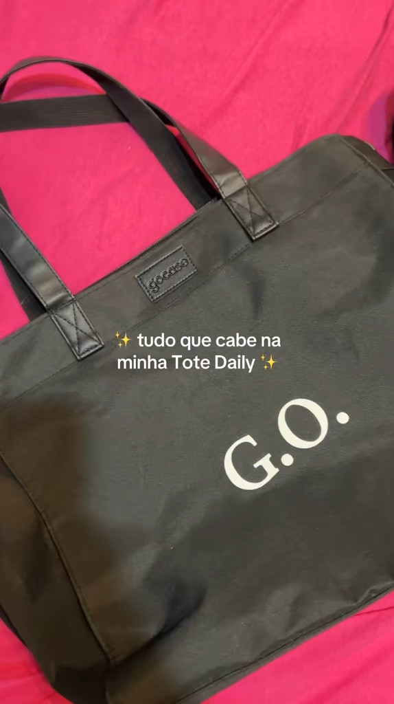 Bolsa Tote Daily, sua nova companheira, perfeita para garantir praticidade e conforto em qualquer momento!

Com dois bolsinhos internos porta-garrafinha, um bolso acolchoado para notebook (até 35,5 cm x 23,4 cm x 2 cm), bolsinho de zíper para celular, alças transversais removíveis que oferecem mais versatilidade e alça carona para segurança extra no carrinho da mala.

#LTKbrasil #LTKbolsa #LTKviagem