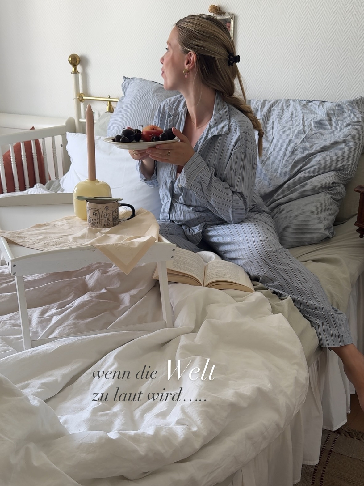 wenn die Welt mal wieder zu laut wird, brauch ich Momente die leise sind. 🫖 📖 
Mit anderen Worten, ihr findet mich im Bett. 

#highlysensitiveperson #scandiaesthetic #pregnant #sostrenegrene #scandigirl #pinterestaesthetic #schwanger