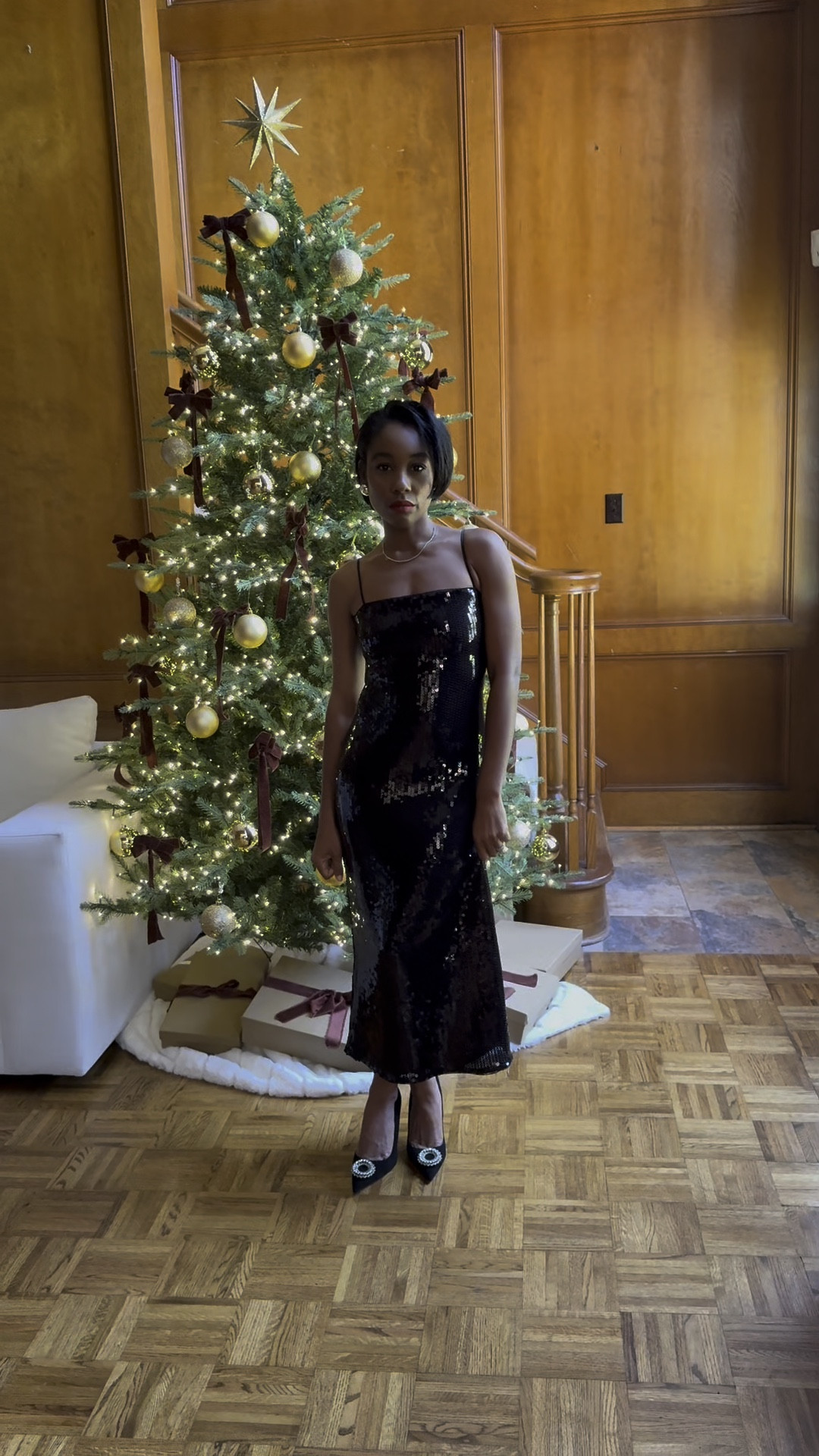 Holiday party outfit: Sequins midi dress paired with pointed toe heels 

#LTKShoeCrush #LTKParties #LTKHoliday