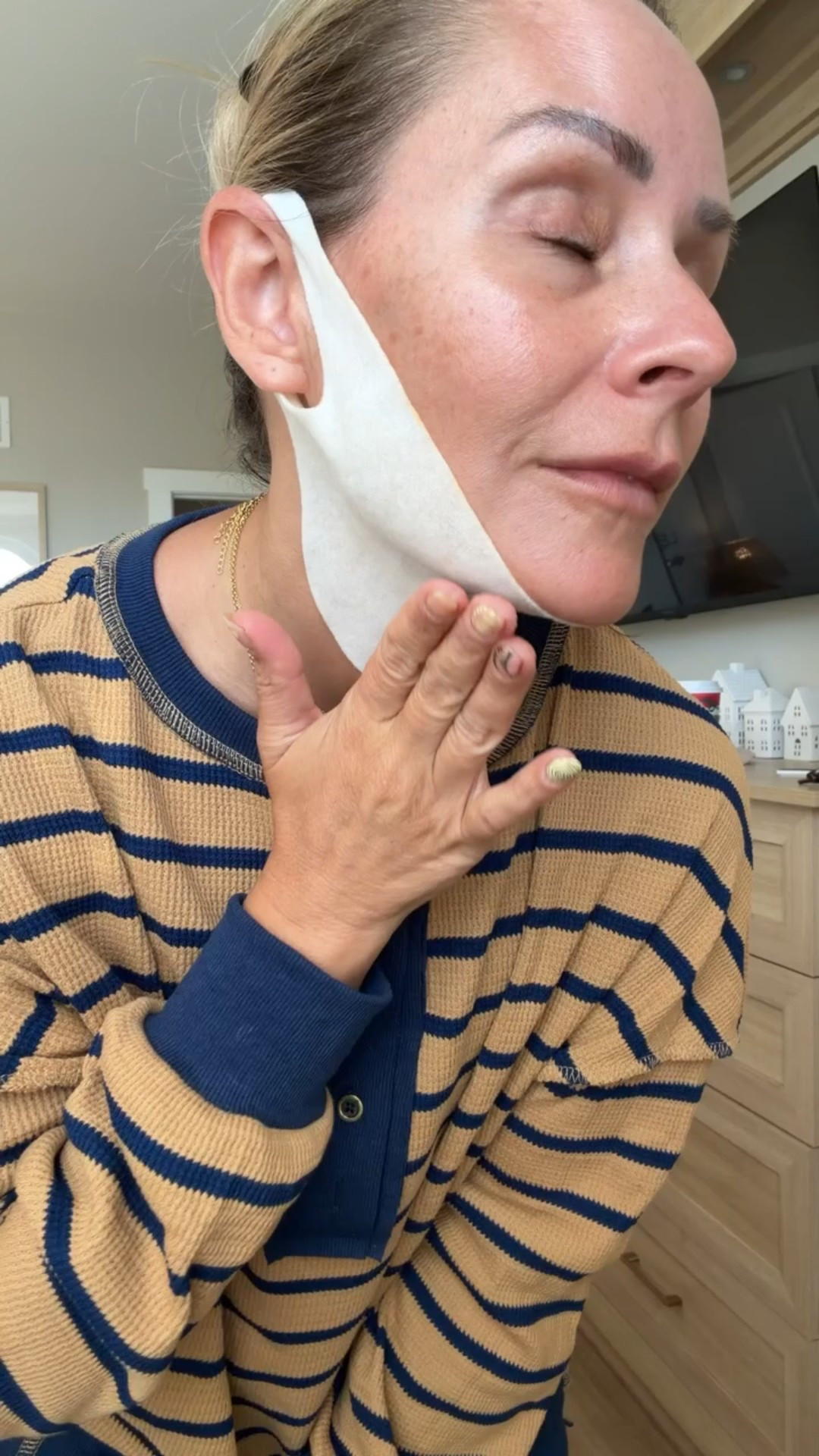 This chin + jawline lifting mask is so good. 🫶🏼
Packed with 24K gold, collagen, retinol, and hyaluronic acid to help tighten, smooth, and firm the neck + jaw area.
I use these when I want everything to look a little more snatched for photos or events.
Under $30 for a pack of 5!
Comment CHIN for the link or tap to shop. ✨
