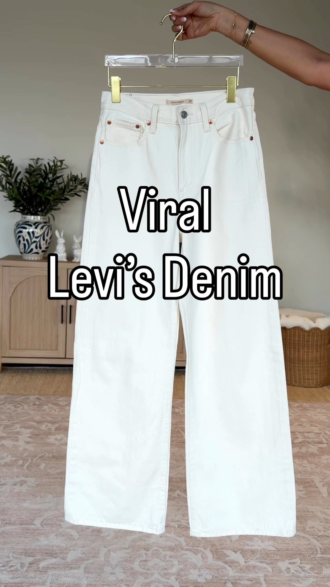 
The viral @levi  
Ribcage wide leg denim in color: barely freezing white- the perfect white.  
Wearing a 27x32
Shirt- small and comes in a ton of colorways 