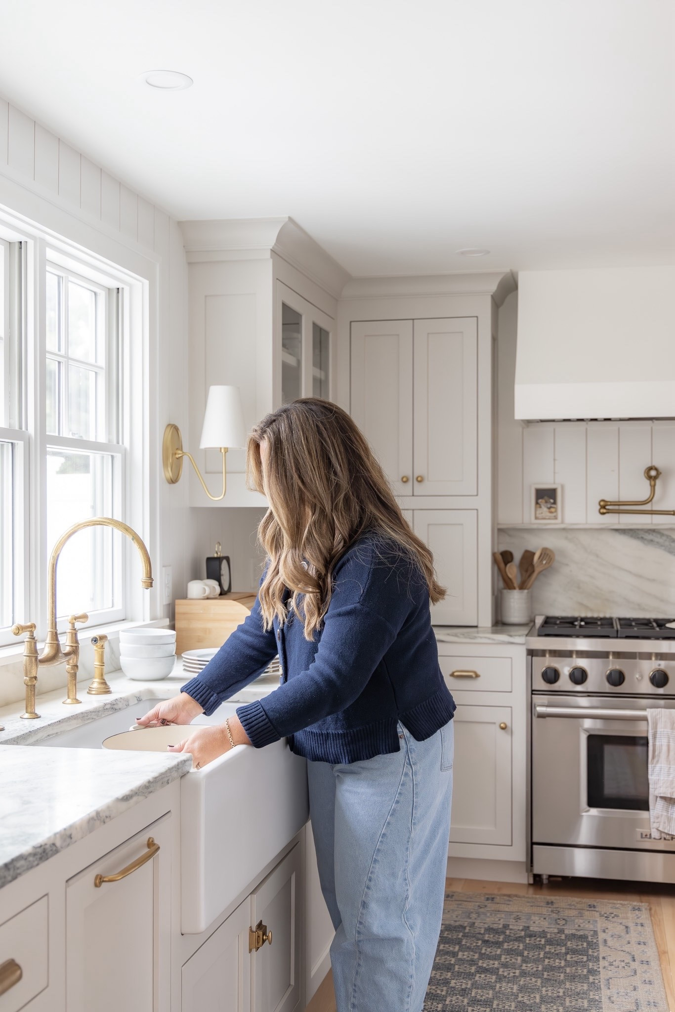 The kitchen is where our holiday traditions begin — prepping recipes, setting out dishes, and gathering together with family and friends. These Wayfair finds make hosting easy and beautiful:
* Brass pot filler (perfect for family meals)
* Le Creuset pots (a must for cooking for a crowd)
* Farmhouse sink (timeless and practical)
* Countertop cutting boards, bowls & bread box (for everyday prep and festive spreads)
* Warm brass sconces (set the coziest glow)
Shop my holiday hosting favorites from @wayfair and make your own kitchen holiday-ready.

#wayfair #wayfairpartner #ad