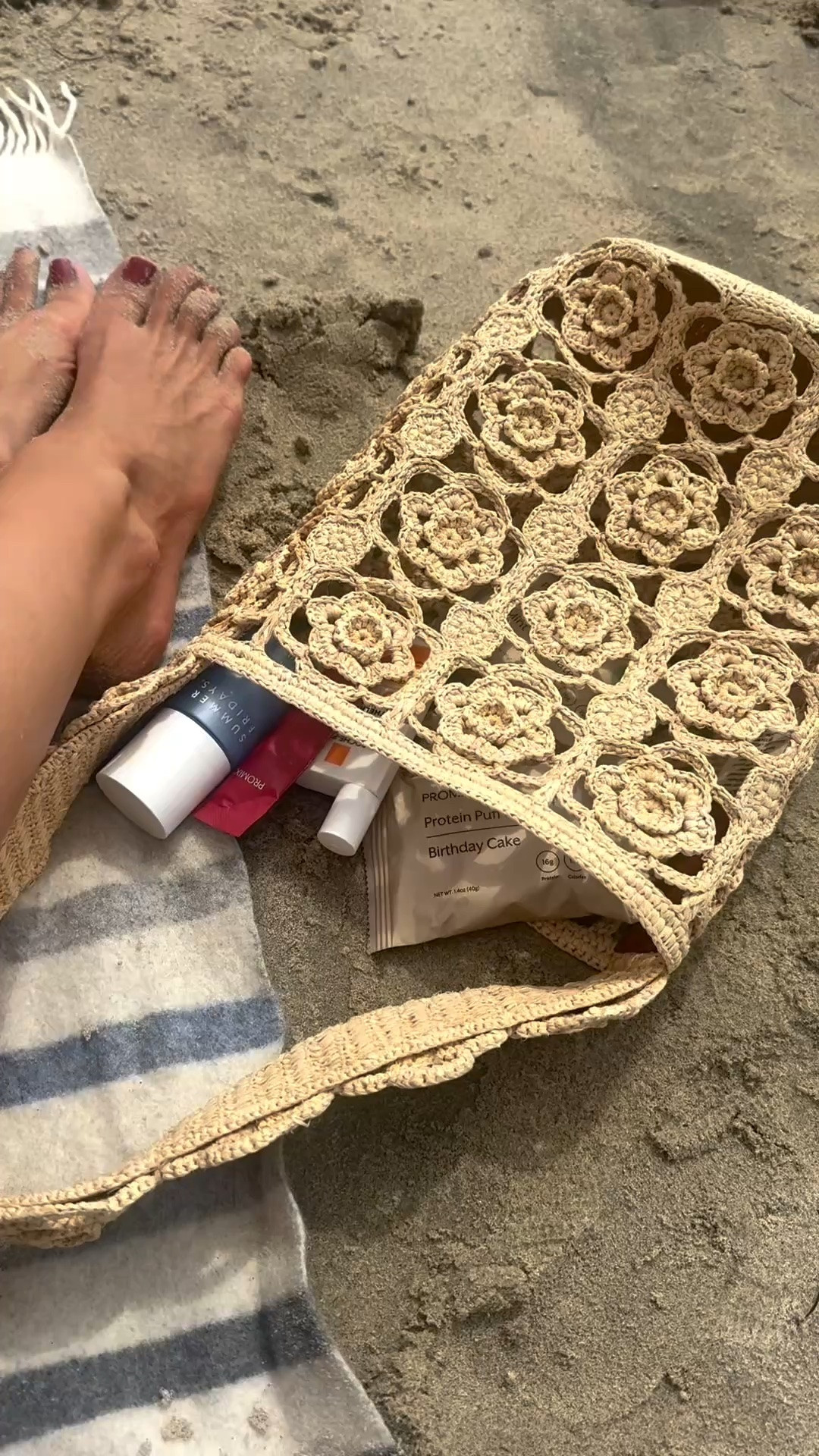 what’s in my beach bag 👙☀️