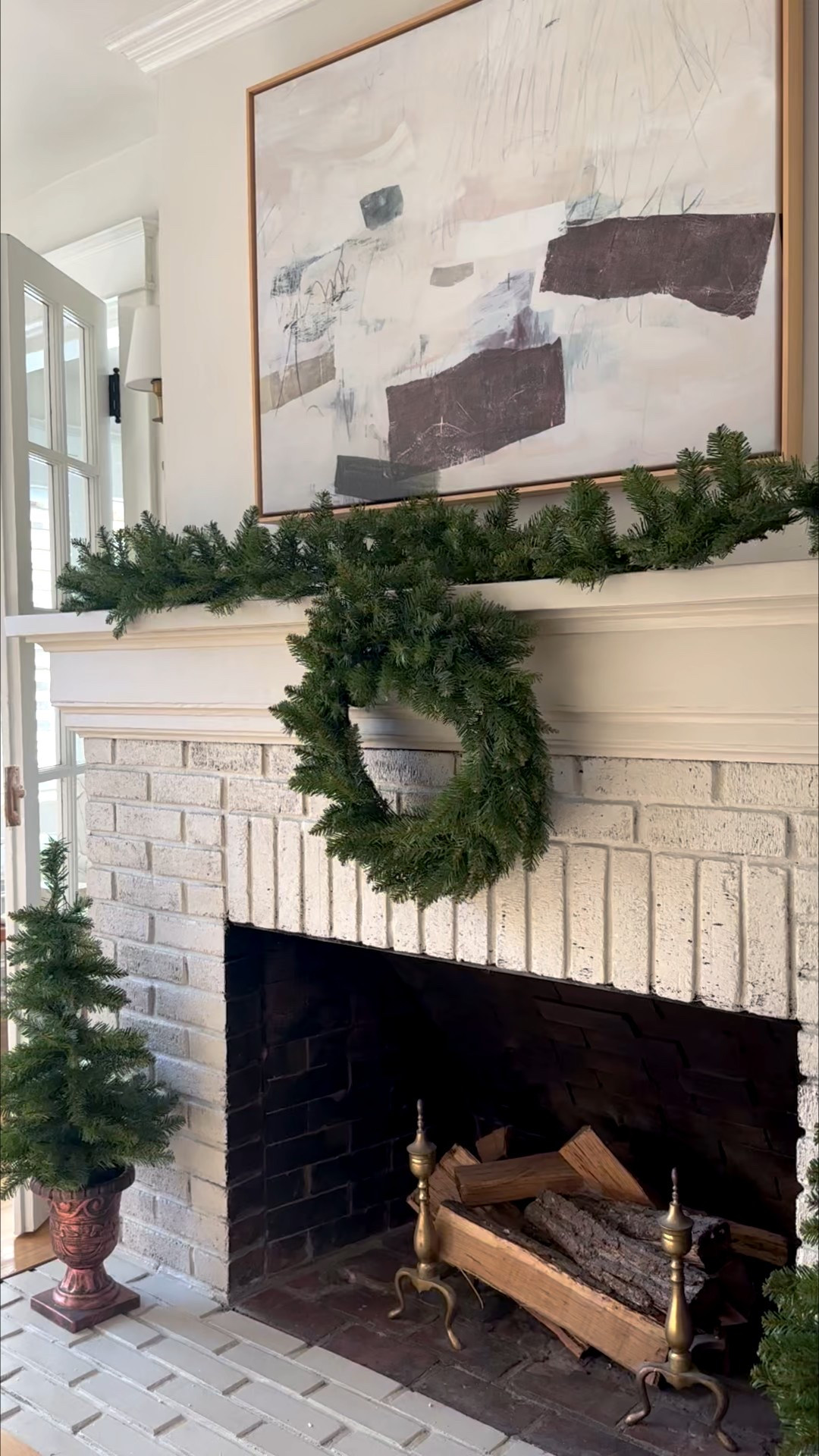 Are you a lights off, or on during the day kinda person?✨  @kingofchristmas makes it effortless with easy to install and quality, realistic greenery. You even have a timer option! 👏🏼

#kingofchristmas #ad #gifted #manteldecor #christmasmantel #christmasgarland 