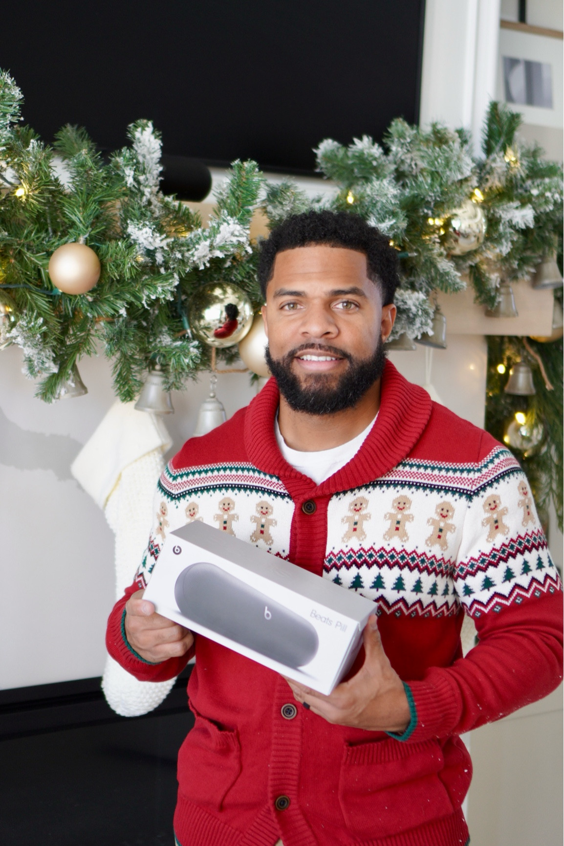 Beat the holiday hustle with @Walmart’s top tech gifts! 🎧 From cooking to chill time, the @beatsbydre Beats Pill makes every day better.  Whether I’m hosting, watching movies, or wrapping gifts, this little speaker brings big sound—and big holiday vibes. It’s also a perfect gift for anyone who loves great music! 
Thanks to Walmart’s easy online shopping, holiday gifting just got way easier! Head to Walmart.com and grab the Beats Pill for yourself or someone on your list. 🎁 #WalmartPartner
