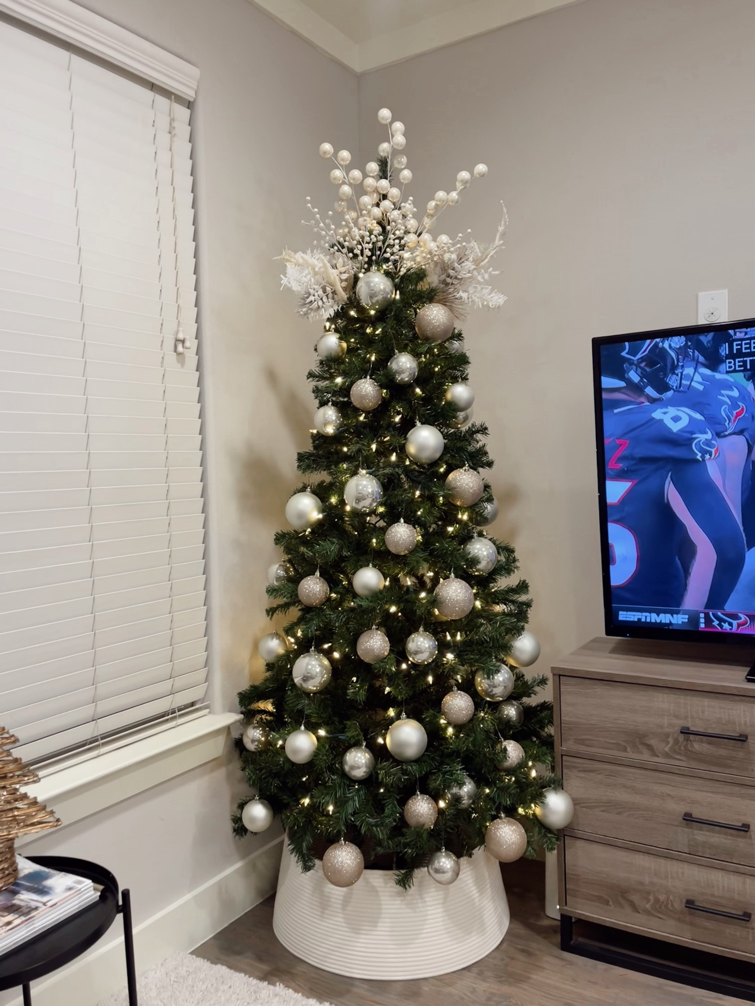 it’s timeeee!!!!!!!! 🎄✨

ornaments + decor from hobby lobby but linked similar below! 

merry christmas, christmas tree, holiday decor, christmas lights, neutral christmas ornaments, neutral christmas tree, neutral holiday decor, christmas home decor, happy holidays 

#LTKHome #LTKHoliday #LTKSeasonal