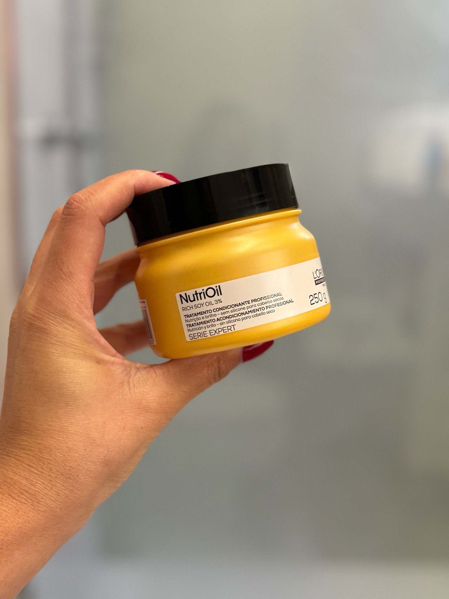 Melhor máscara de nutrição: LOREAL Nutri oil. 
Uso quando sinto que o cabelo está opaco e sem vida. 

Para que serve NutriOil?
Ideal para complementar sua etapa de nutrição no cronograma capilar. Sua fórmula profissional é enriquecida com 3% de óleo de soja em uma textura leve que confere a dose certa de nutrição. Com NutriOil, os cabelos se transformam instantaneamente: 5x mais fortes*, 2x mais macios* e com muito mais brilho.

#LTKbrasil #LTKwinter #LTKbeauty