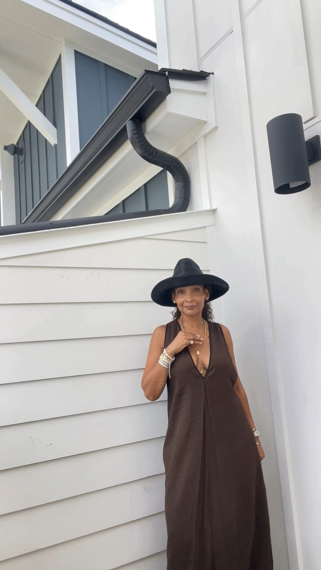 I traveled with no tripod just vibes so we didn’t see the full length but she is fab!