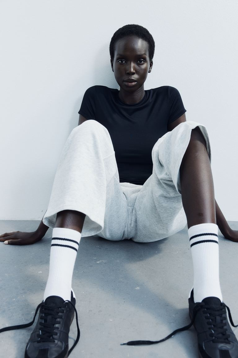 Fitted T-shirt - Black - Ladies | H&M US | H&M (US + CA)