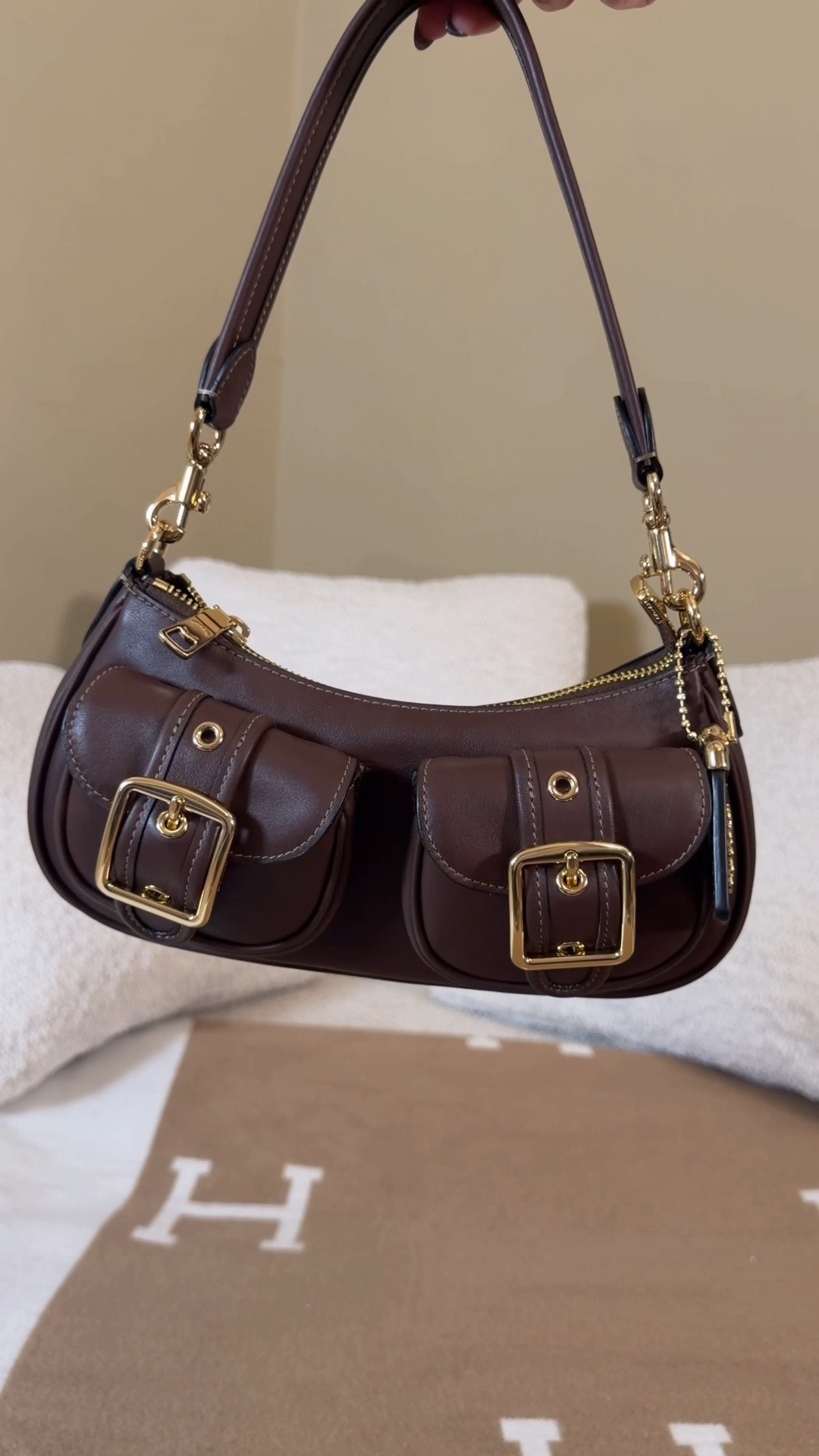 Loving the new version of this Coach outlet bag 😍 Comment SHOP & I’ll dm you the links 🤎

The new Coach outlet drop came out with not only some cool new bags but some new renditions of their most popular bags like the Ashton. The new Ashton comes in black, maple, denim, and leopard and they have the vintage style tags like some do the retail bags do.

I had to grab the one in maple and gold hardware 🤎