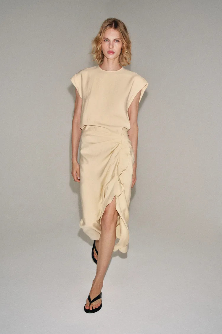 DescriptionContentsMeasurementsZARA WOMAN COLLECTIONMidi dress made from a viscose blend yarn. Ro... | Zara US