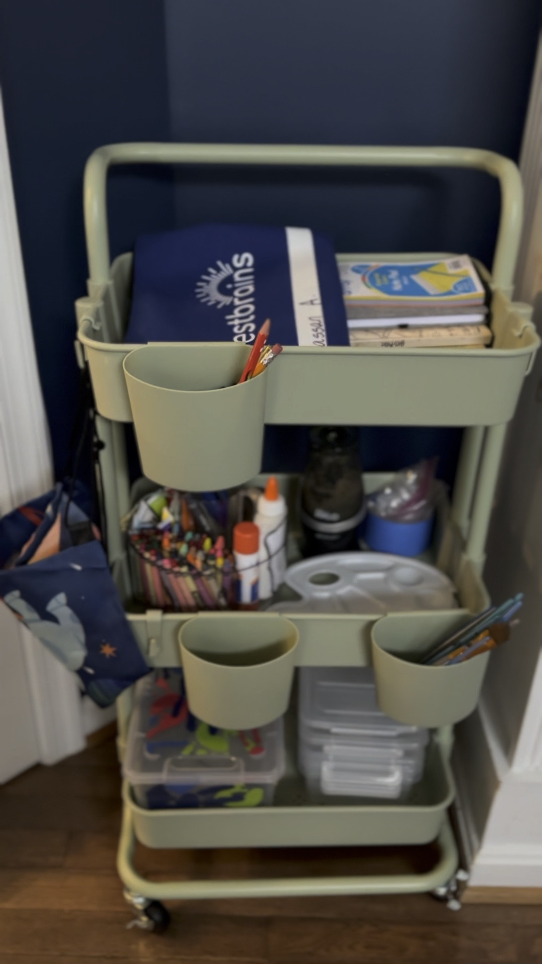 Love this sage green arts and craft trolley 

🎨🖌️🖼️