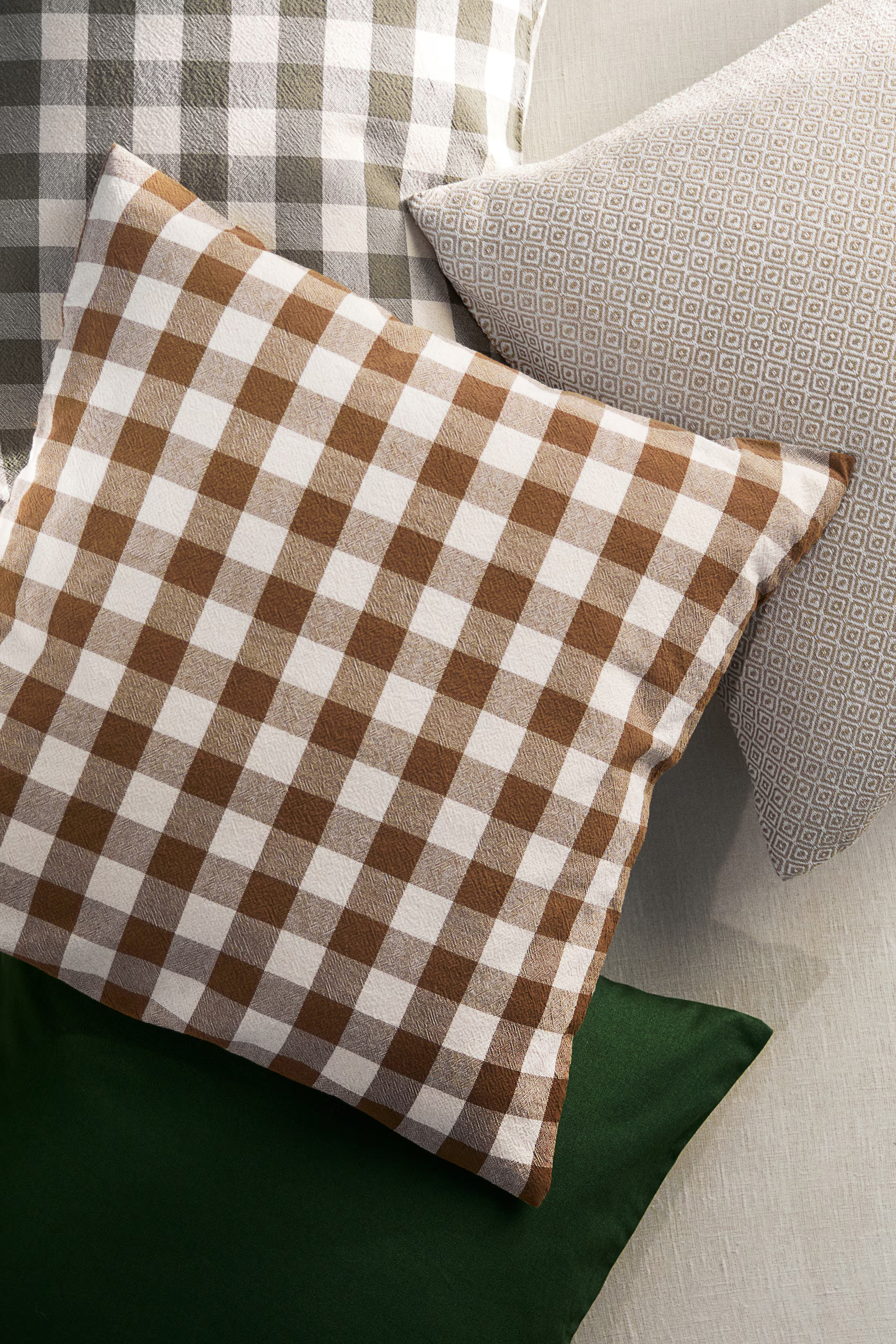 Gingham-checked cotton cushion cover | H&M (UK, MY, IN, SG, PH, TW, HK)