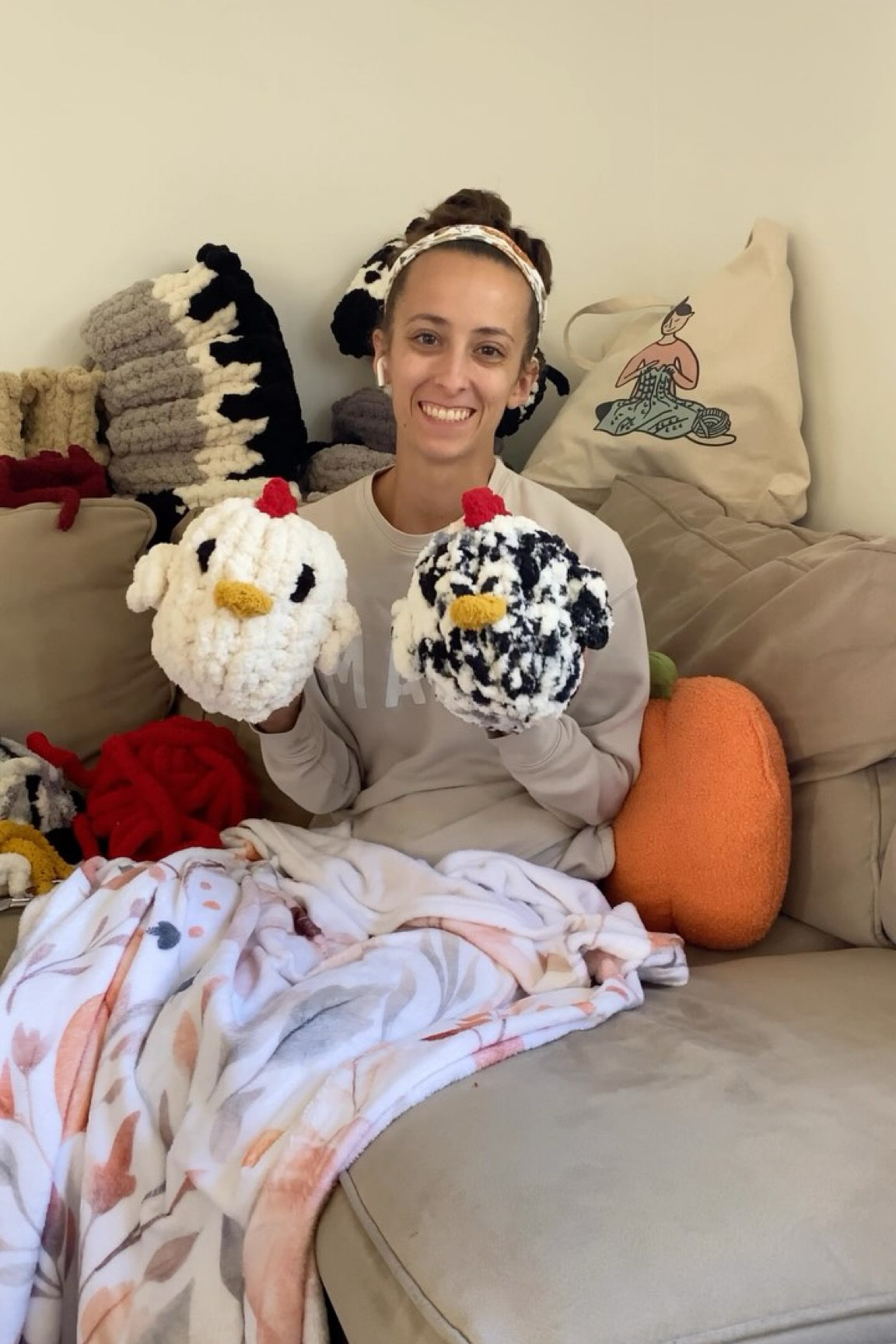 POV: knitting on a cozy fall day 🍂 

Which hen do you prefer creamy white or speckled? 🐔 

#chunkyyarn #sabsstuffies #howto #diy #chunkyknit #crafts #hen #autumn #cozy