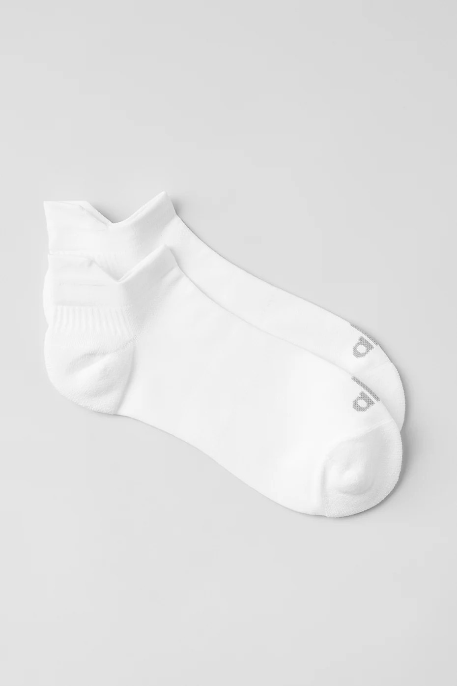 ALO | Performance Tab Socks in White/Titanium, Size: Medium | Alo Yoga (US)