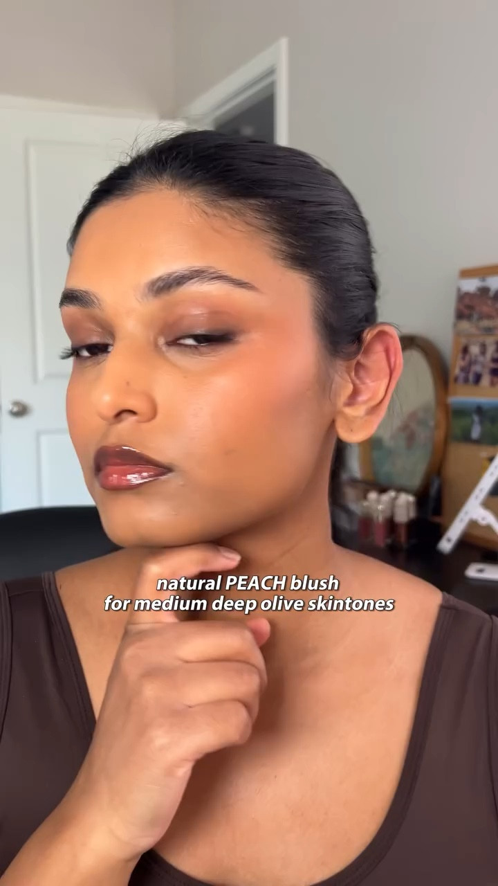 🍑 perfect peach blush for brown skin + beginner friendly @rarebeauty “joy” 
#browngirlmakeup #brownskinmakeup #rarebeauty #rareroutine #naturalmakeup #beginnermakeup #makeuphacks #makeupreview #beautyreview #swatches