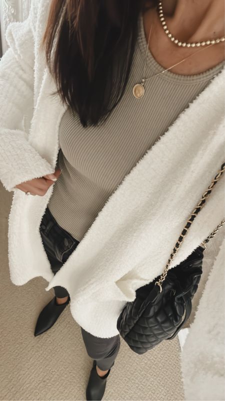 Partnering with @walmartfashion to share the coziest cardigan that looks and feels expensive but is under $20! 

@walmartfashion #walmartPartner #walmartfashion #stylinbyaylin


#LTKfindsunder50