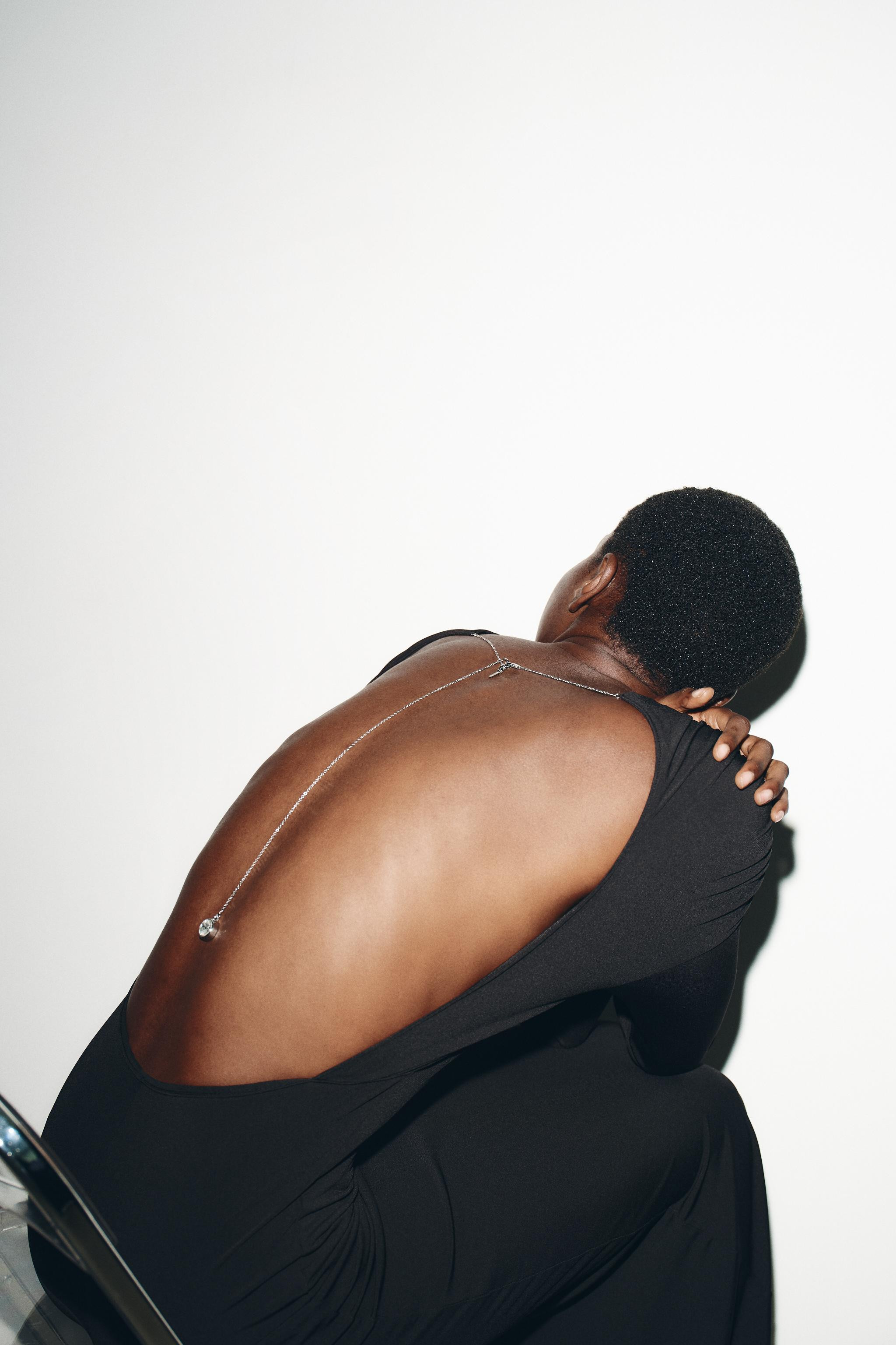 MEDELLÅNG KLÄNNING MED DRAPERING OCH SMYCKESDETALJ PÅ RYGGEN | Zara US