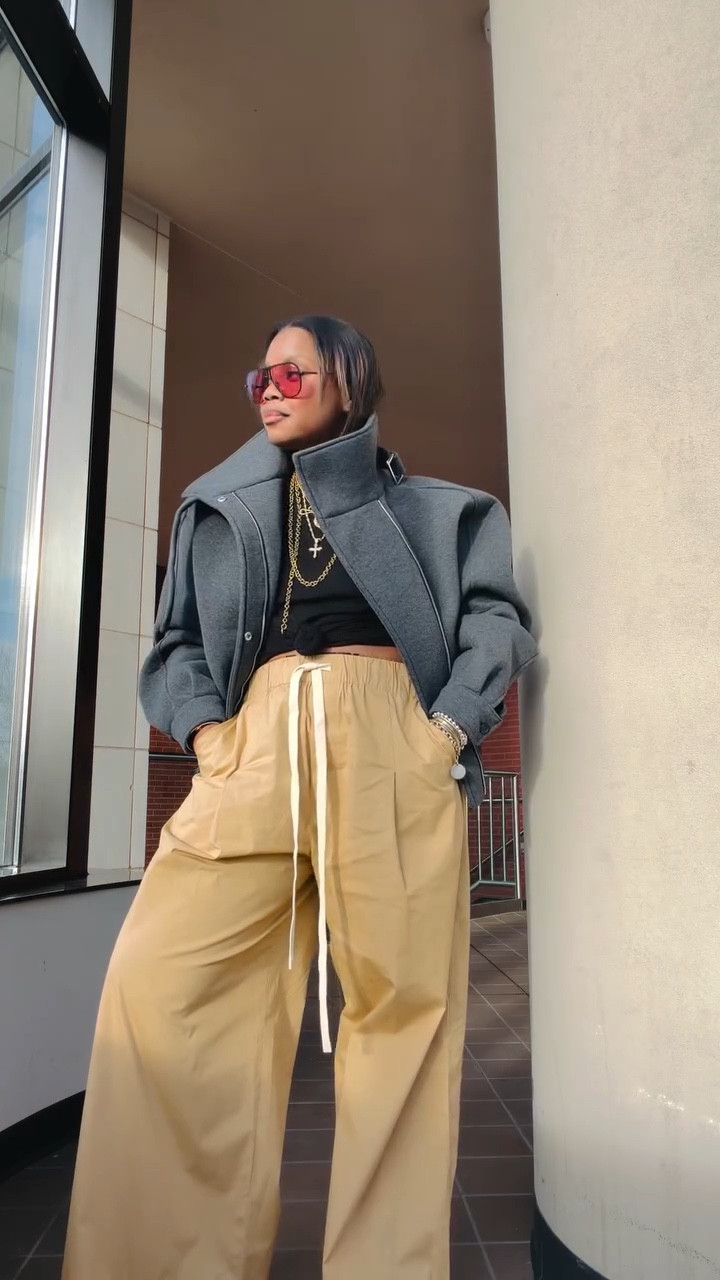 Sofia Sofia!! My alter ego, Sofia, keeps buying these jackets knowing I don’t have room! 🙈 But they’re all sooo good!!!!😎 I might have 2 more jackets coming! 🙈🙈 No judgement zone here! 

Anyone else get this men’s @zara jacket?!! It’s so good! The structure is tea! Let me know what y’all think!
•
•
Jacket style, style over forty, spring style, khaki styles