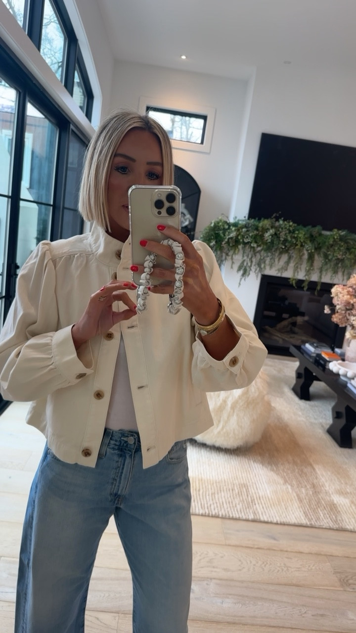 Cutest spring jacket from Nordstrom currently on sale! Denim is on sale too! Wearing a medium for reference… and 27 in denim 