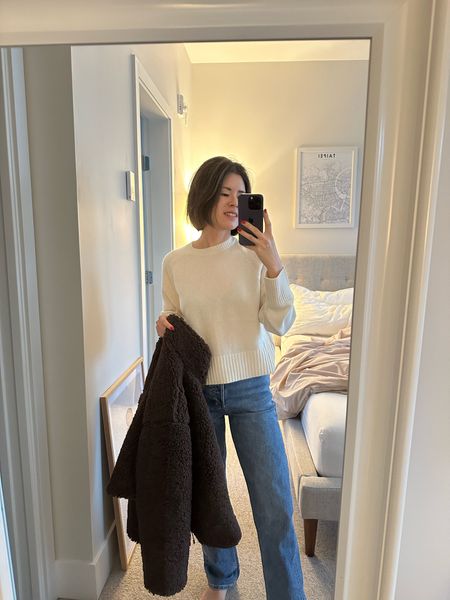 Sweater: cashmere, tts. I’m in xs
Jeans: Aritzia Denim Forum tts
Jacket: Everlane I’m sized up one size 