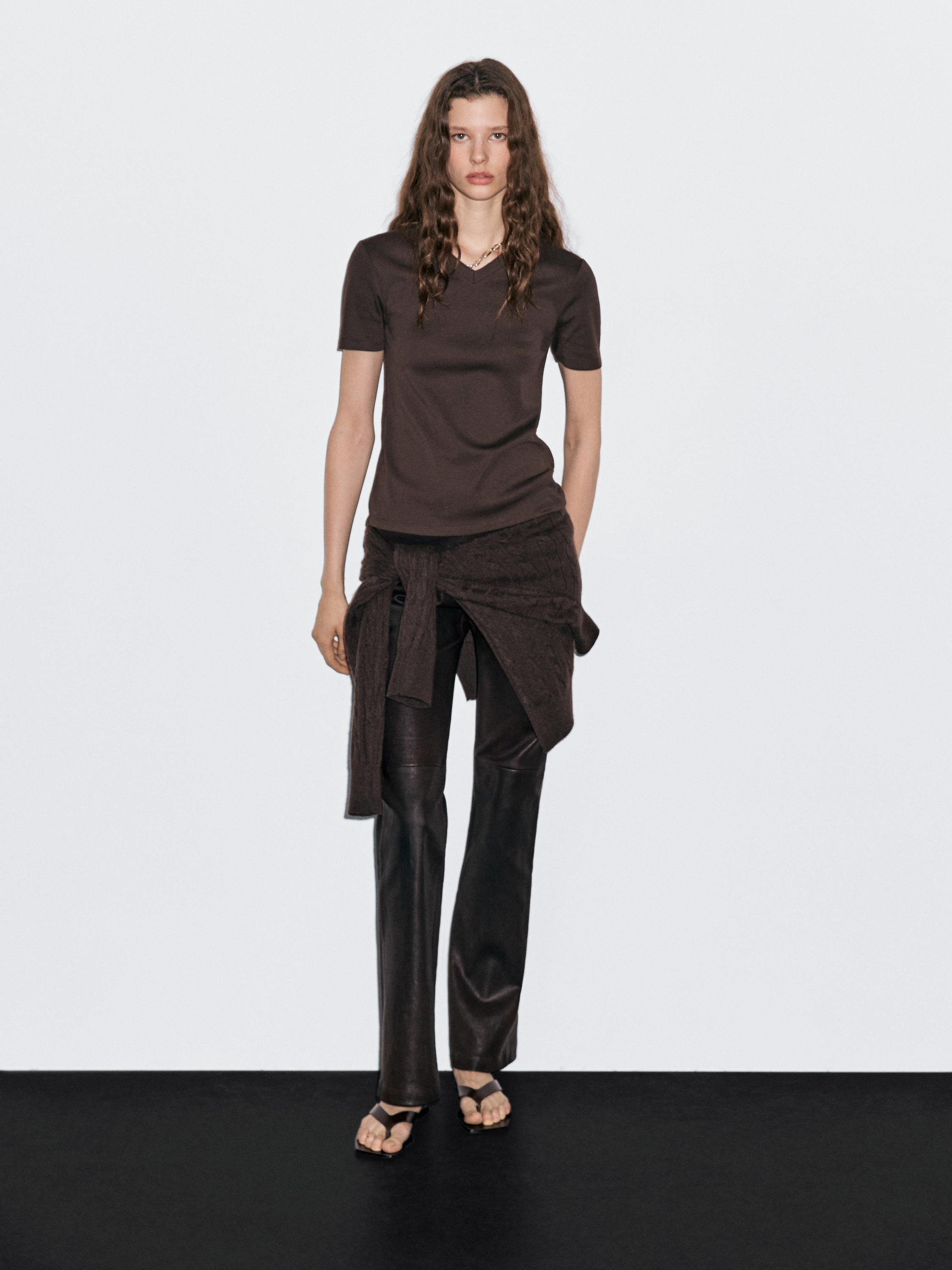 T-shirt made of 100% cotton. Slightly fitted silhouette, providing a more defined and slim appear... | Massimo Dutti US