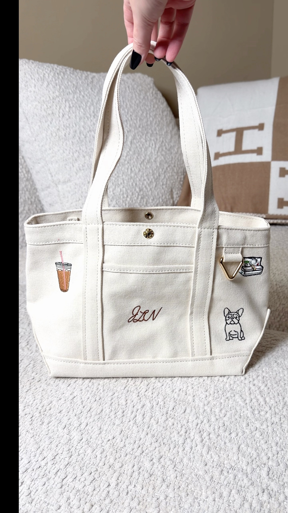 Love all the customizable options at Baublebar 😍 when I saw I could get a frenchie on this tote I added it to cart immediately ❤️