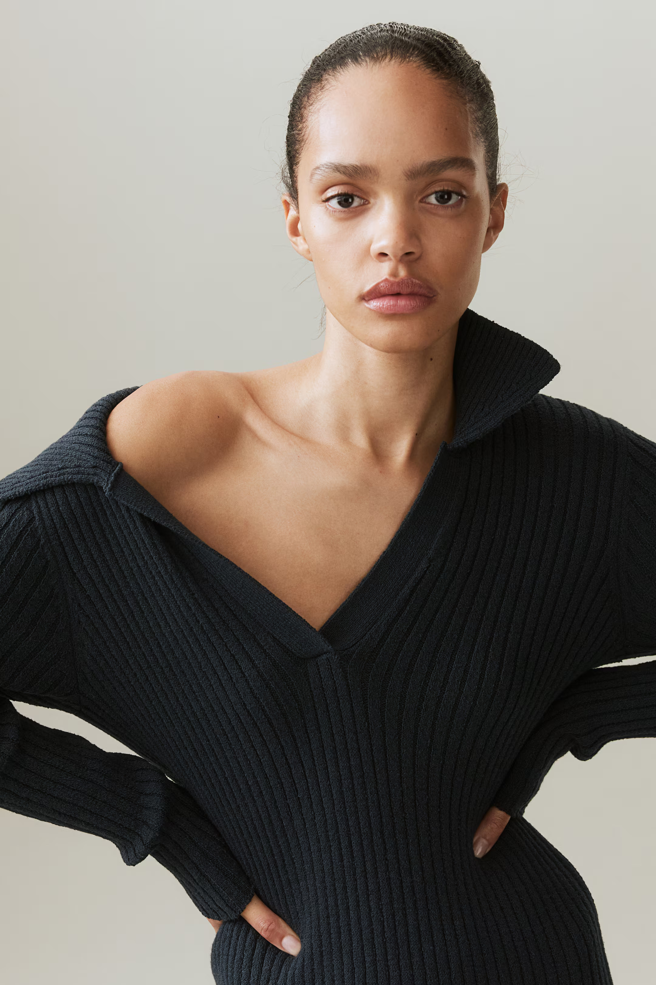 Geripptes Strickkleid mit Kragen | H&M (DE, AT, CH, NL, FI)