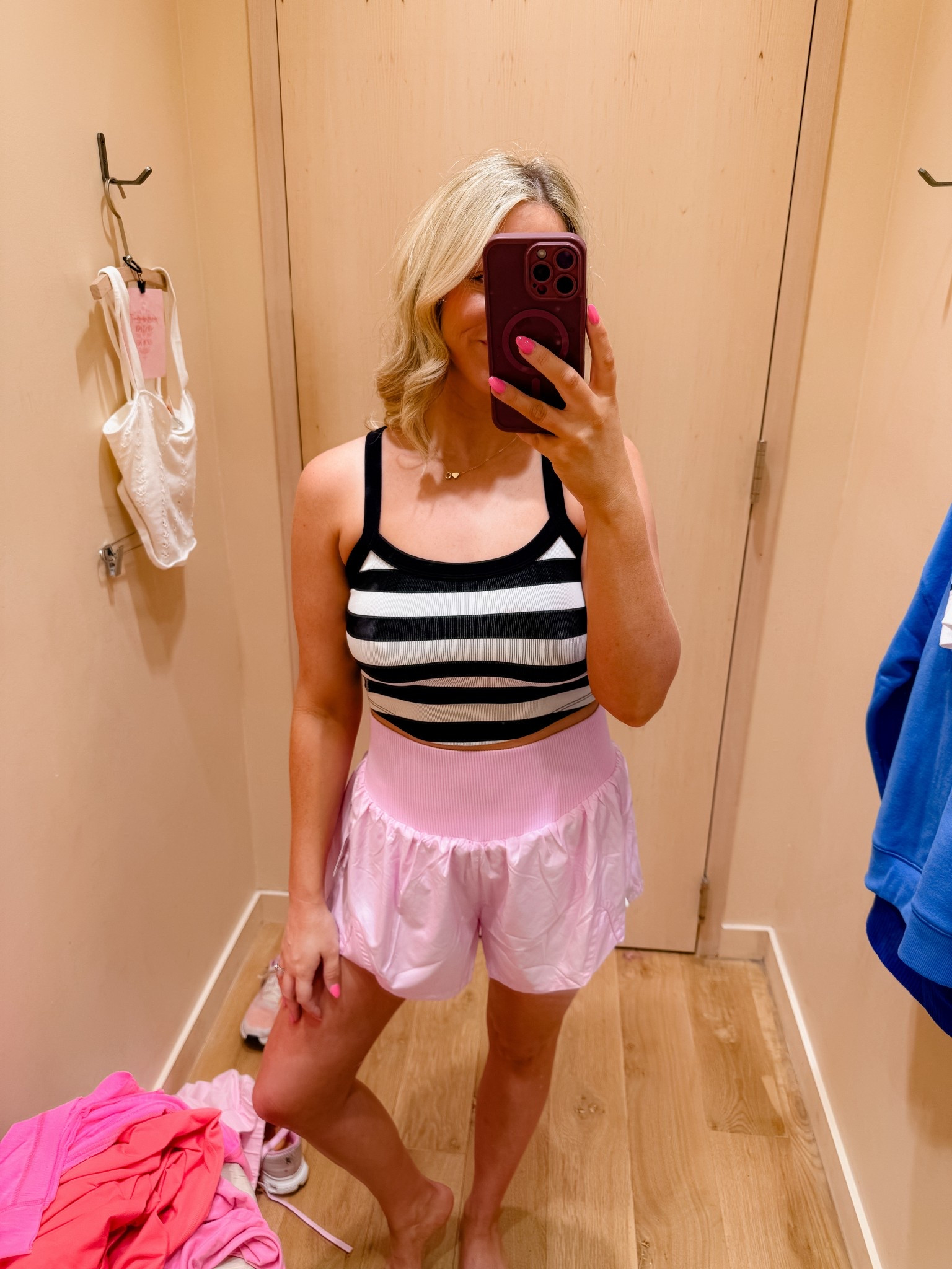 Wearing a M/L in this tank!! 🩷🖤