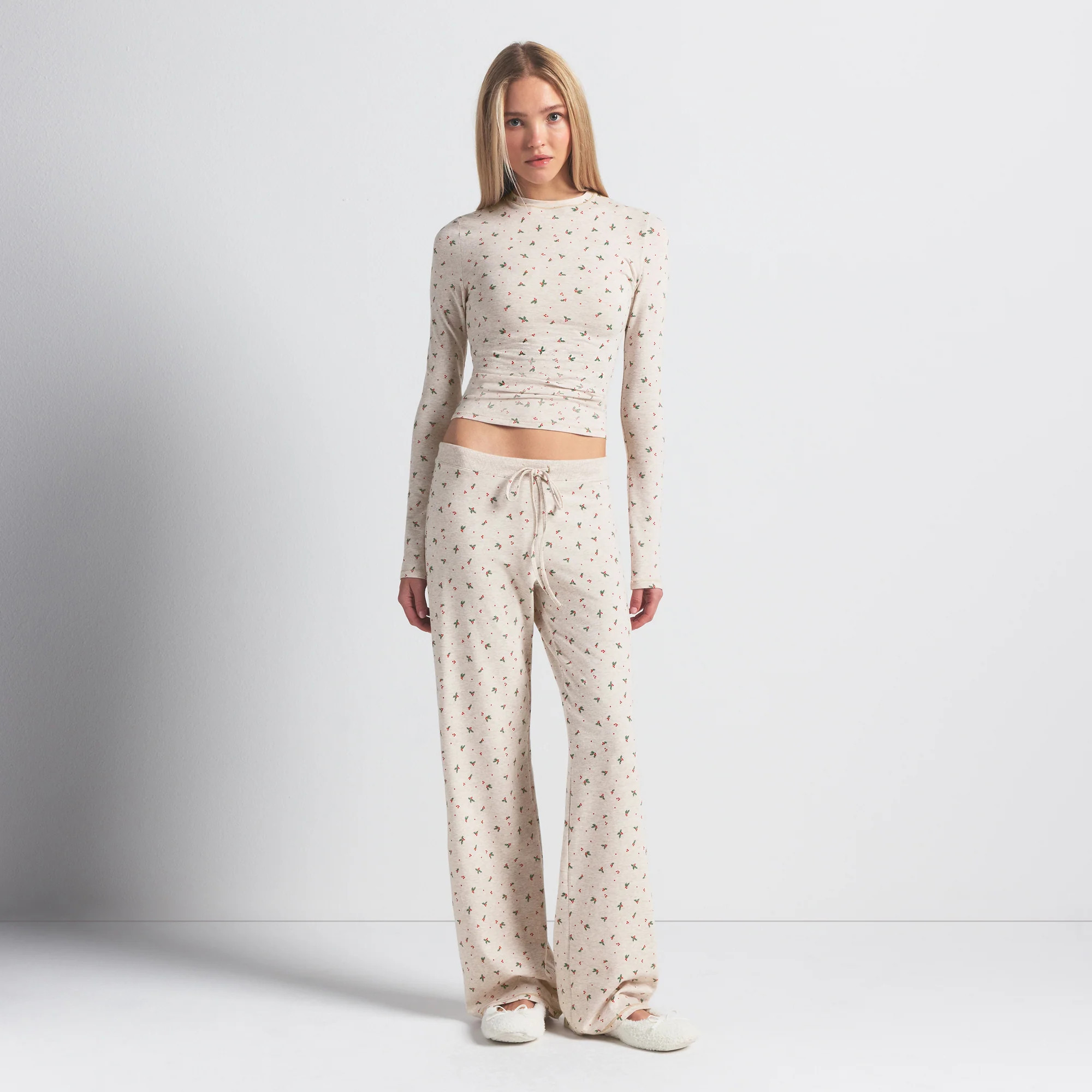 SKIMS Long Sleeve T-Shirt Oatmeal Heather Holly Print | Light Neutral | Medium | Cotton Jersey | SKIMS (US)