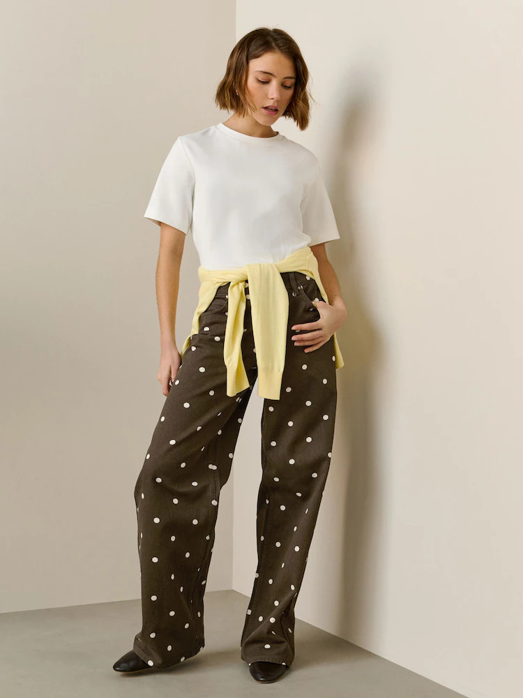 Schokoladenbraun mit Polka-Punkten - Weit geschnittene Jeans | Next EU