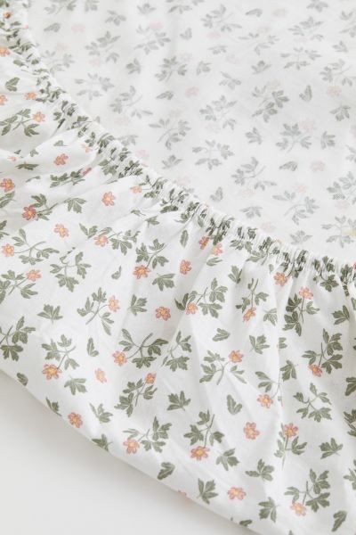 Conscious choice  BabyFitted crib sheet in soft, woven organic cotton with a printed pattern, eas... | H&M (US)