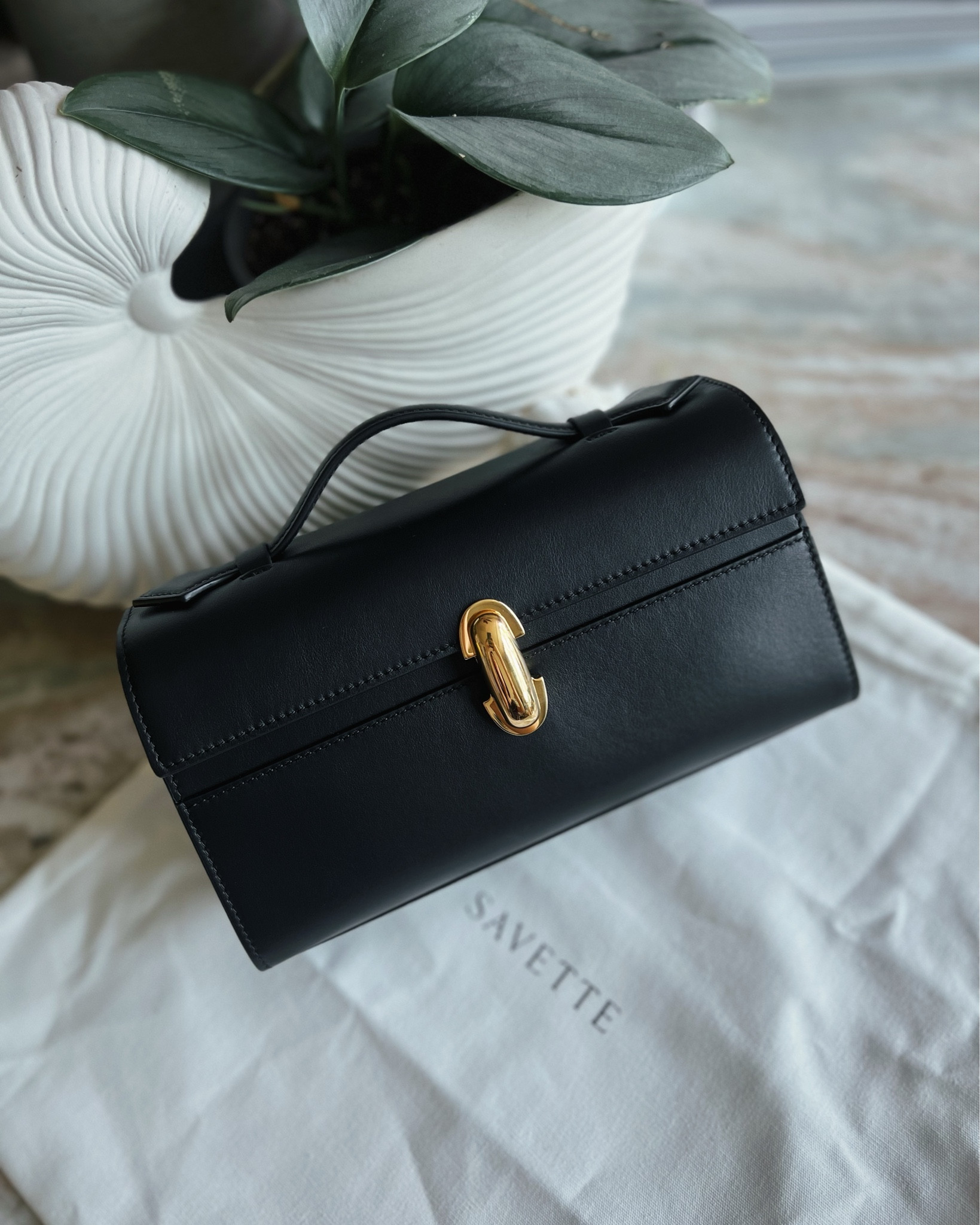 I‘m obsessed with this bag🖤
Savette symmetry pochette tote bag

푹 빠져버린 사베트 시메트리 포쉐트백
몇년 고민하다 급 주문했는데 
실물이 훨씬 더 고급스럽고 
100-200만원 대 가방같지 않은
몇배 더 비싼 명품백 포스가🖤

요즘 할인도 없애고 물량 자체가 사라지면서 가격이 올라가고 있어요. 할인코드 먹여도 비싼 곳 많은데 비교적 가격대 좋은 곳 정리해두었으니 관심있는 분들 얼른 겟하세요❣️ 관부가세 다 해서 210만원 정도.

마이테레사 첫구매 10% 할인코드: first10 
Fwrd 할인코드: candy / fwrd10
네타포르테 15% 할인코드: apac15

예전 더로우 추세 느낌이에요. 앞으로 할인없이 고공행진할듯…!

명품가방 명품백 가방 미니백 추천
#Black #gold #itbag #seoul #korea #newyork #kfashion #koreanstyle


#LTKasia #LTKkorea #LTKbag