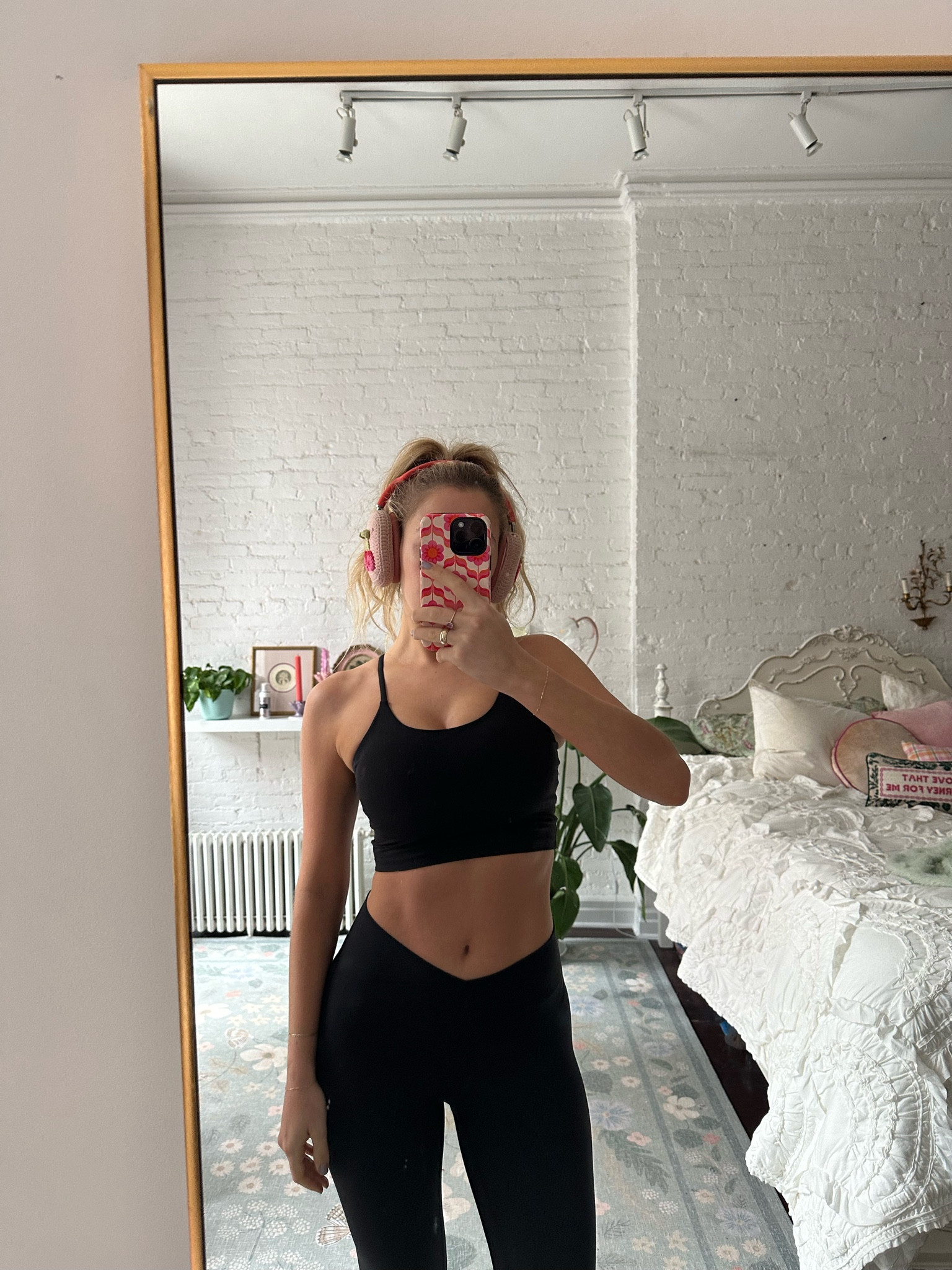 Love this set! Cross/wrap leggings are my favorite, so flattering