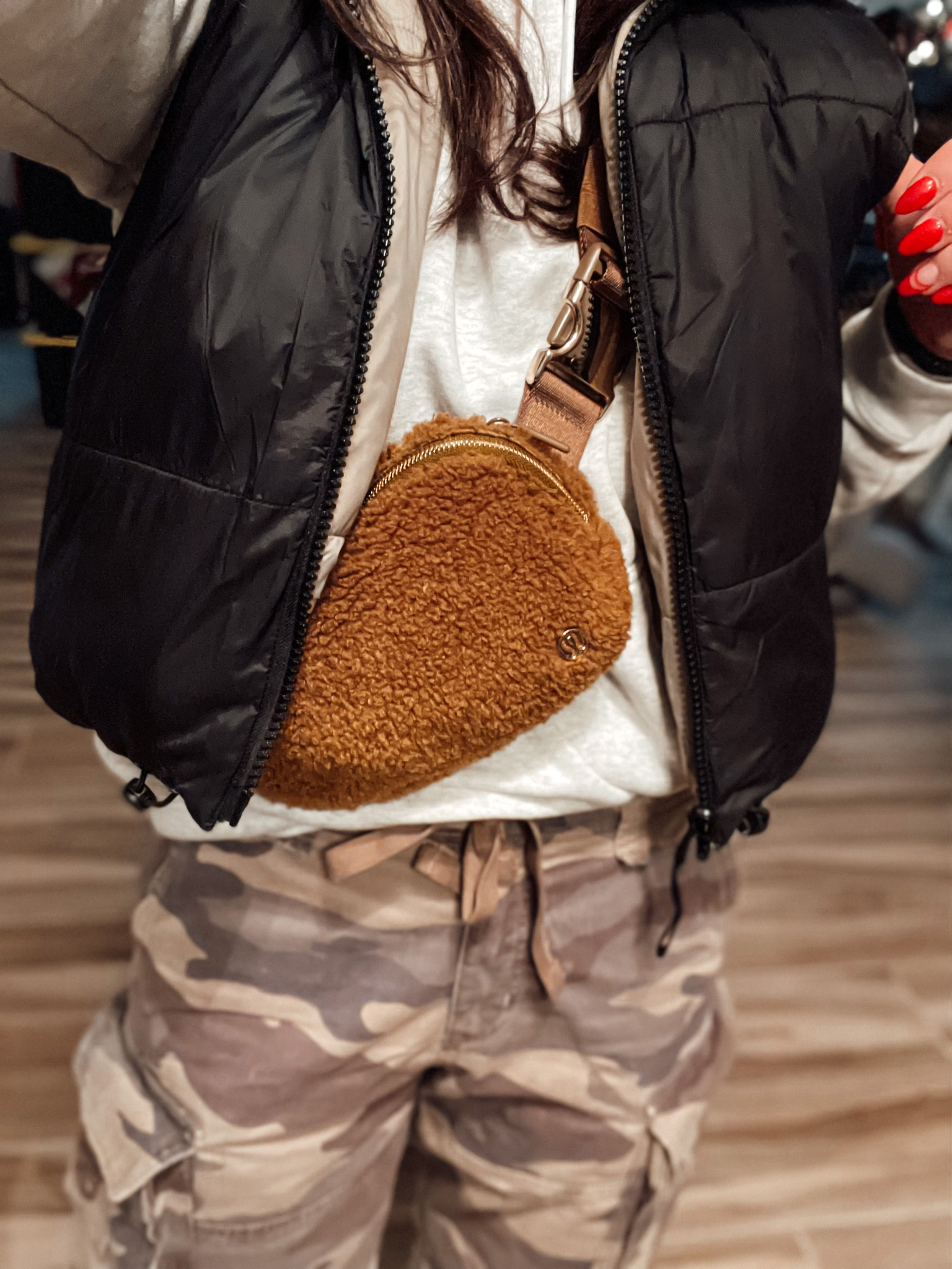 Sherpa Fanny pack
Perfect vintage Grey Nike hoodie, pullover, crewneck, sweatshirt (m)
Cargos (29’30)
Reversible Cropped puffer vest
#ltkunder100 #ltkseasonal #ltktravel

#LTKunder50 #LTKxAF #LTKsalealert