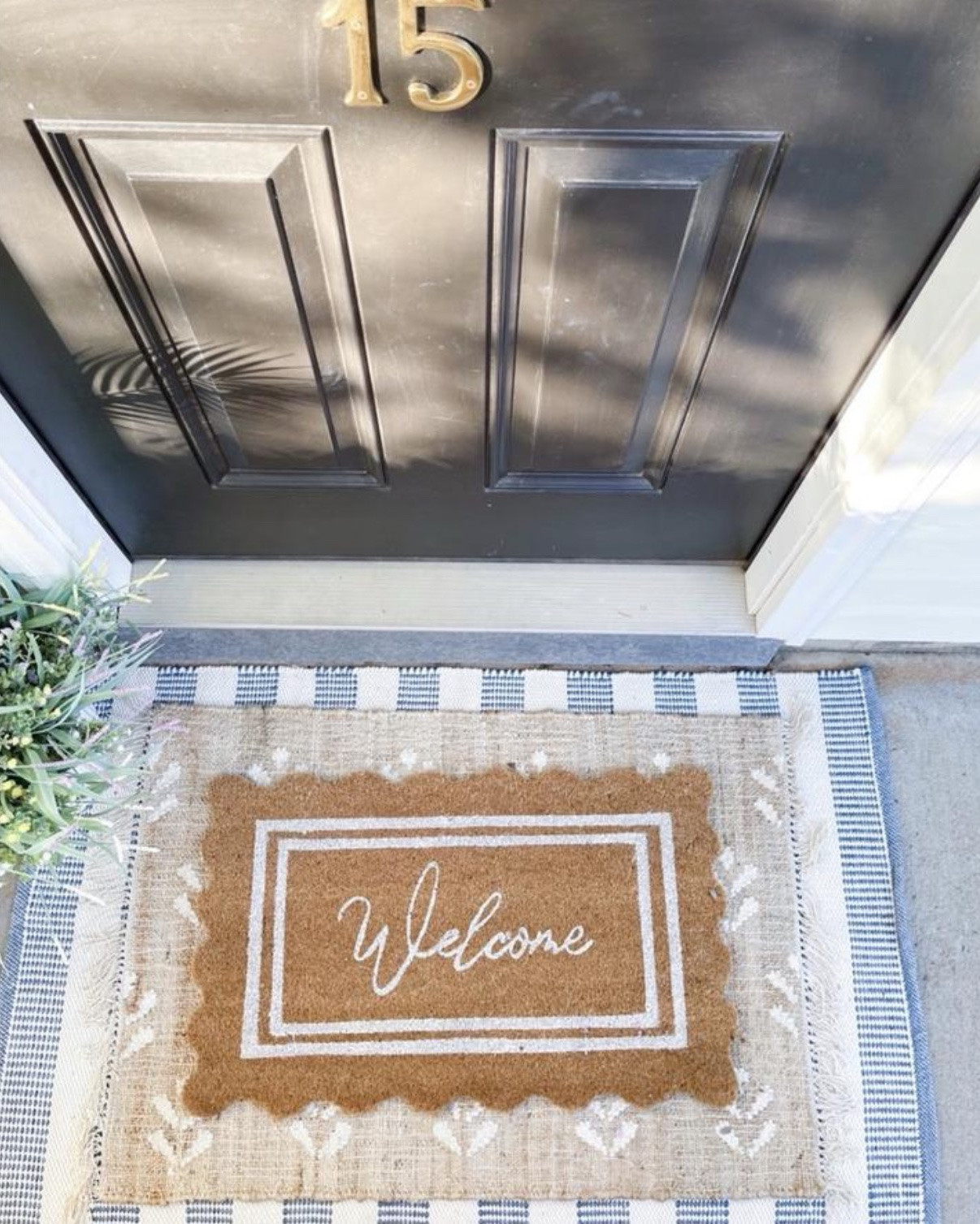 Scalloped welcome rug 🩵 front porch inspo

#LTKHome #LTKSaleAlert #LTKSeasonal