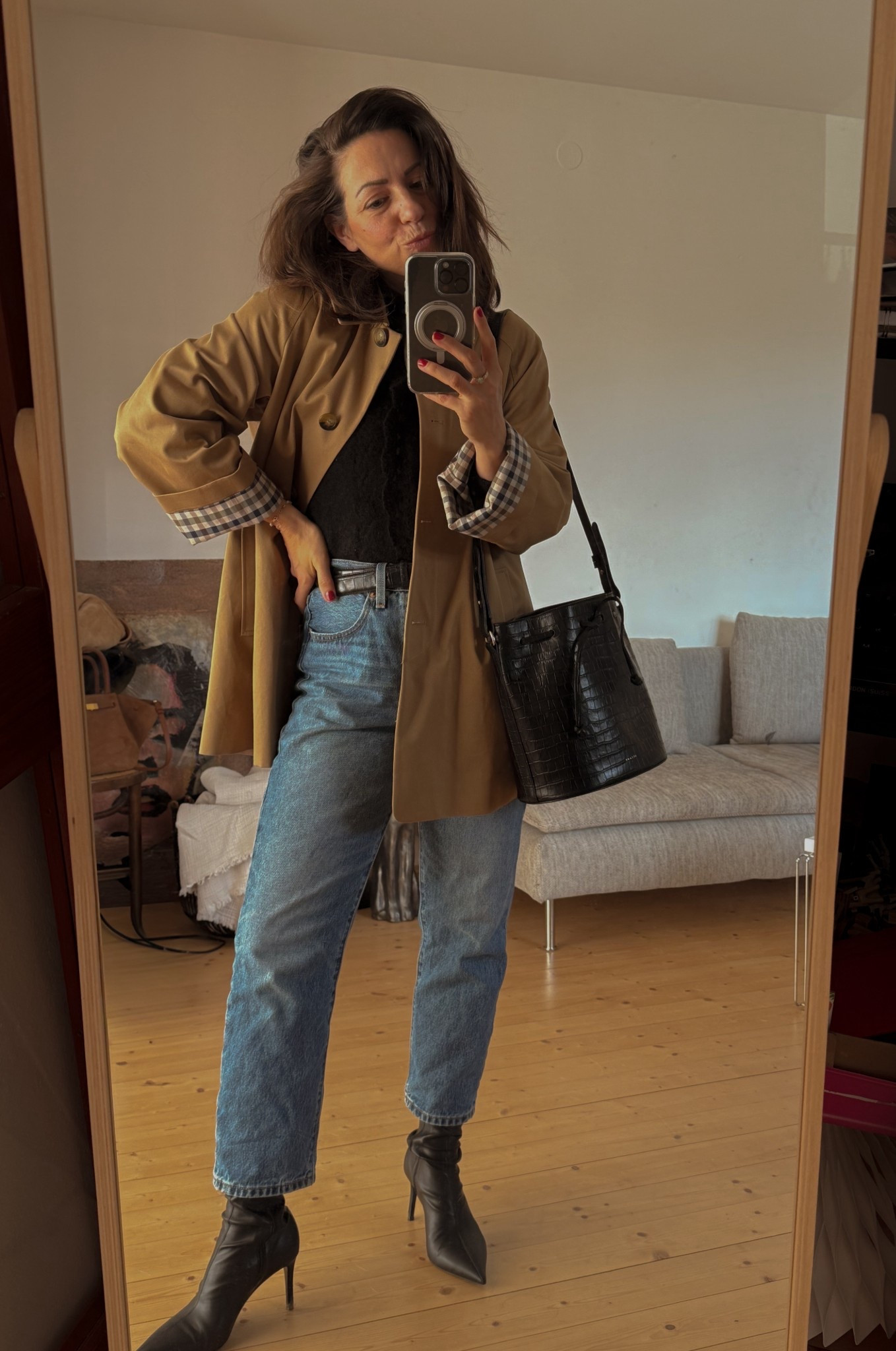 Daily casual Fall outfit.

Mid-length Trench coat Carter: Sézane, wearing 36
Cardigan Angie in black: Sézane
Belt: Na Nin
Jeans: Levi’s 501 cropped, wearing 28/27
Boots: Stella McCartney
Bucket Bag Farrow: Sézane



#LTKeurope #LTKautumn #LTKpetite