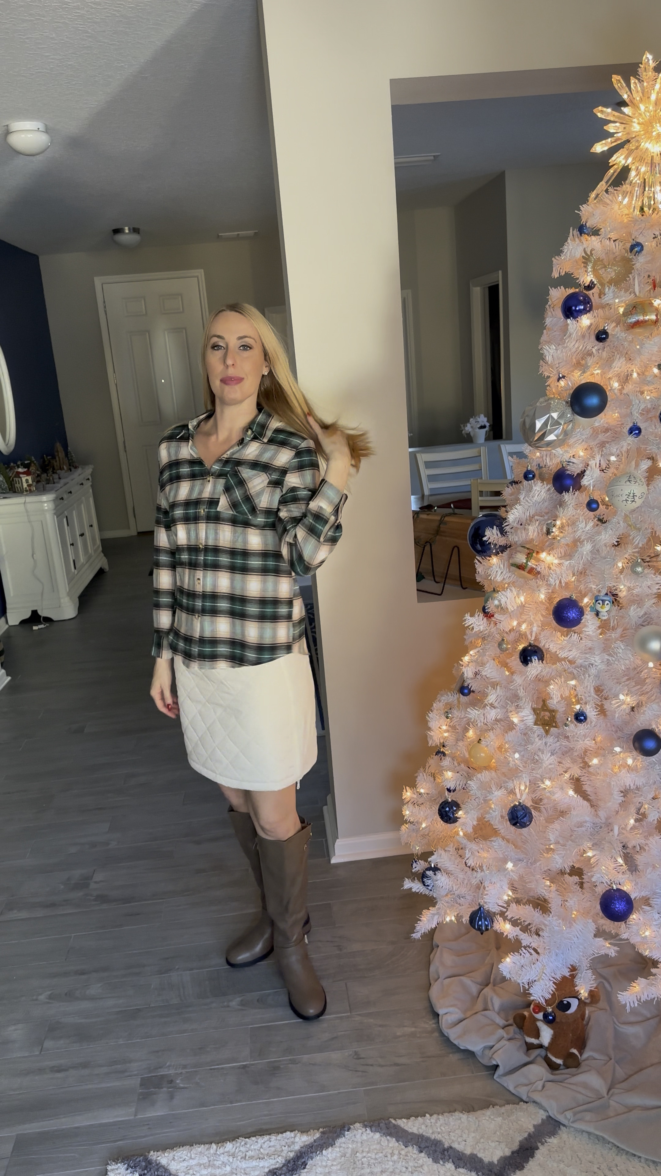 Green flannel for the holidays 
🤍 warm and soft shirt 
🤍 no stretch but it is a loose fit, wearing size small- fits true to size 

#LTKHoliday #LTKWatchNow #LTKStyleTip