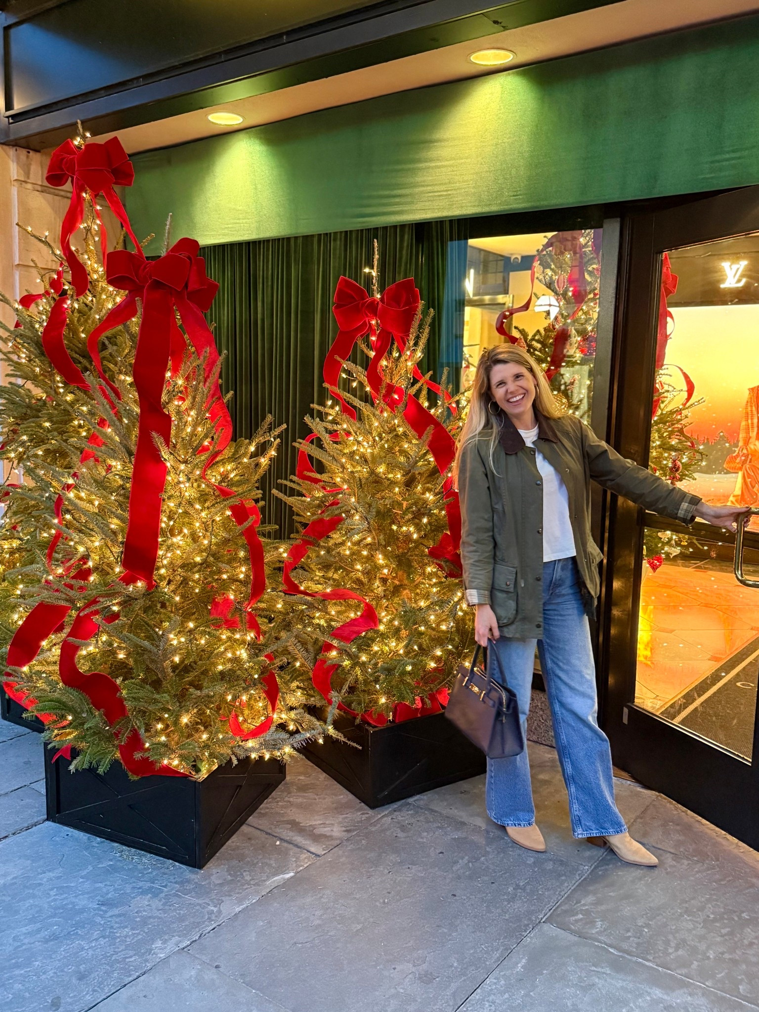 Casual, classic winter outfit I’m loving. This white tee and barn jacket are staples for me!!

Jeans, boots, white tee, Barbour 

#LTKootd #LTKFindsUnder100 #LTKmomlife