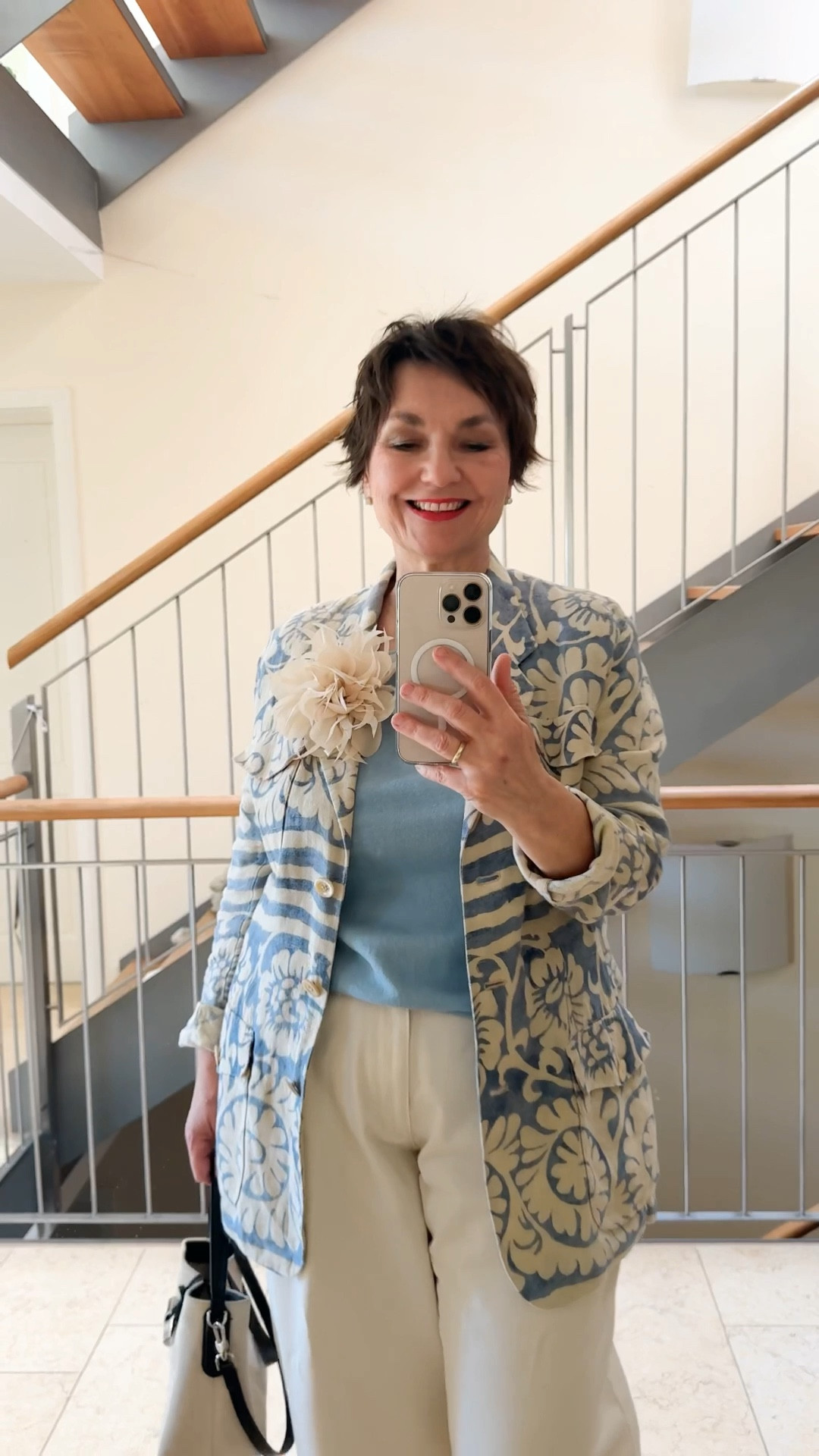 Perfektes Outfit für einen Stadtbummel: Leinenblazer, leichter Pulli, weiße Jeans

#LTKspring #LTKdeutschland #LTKü50