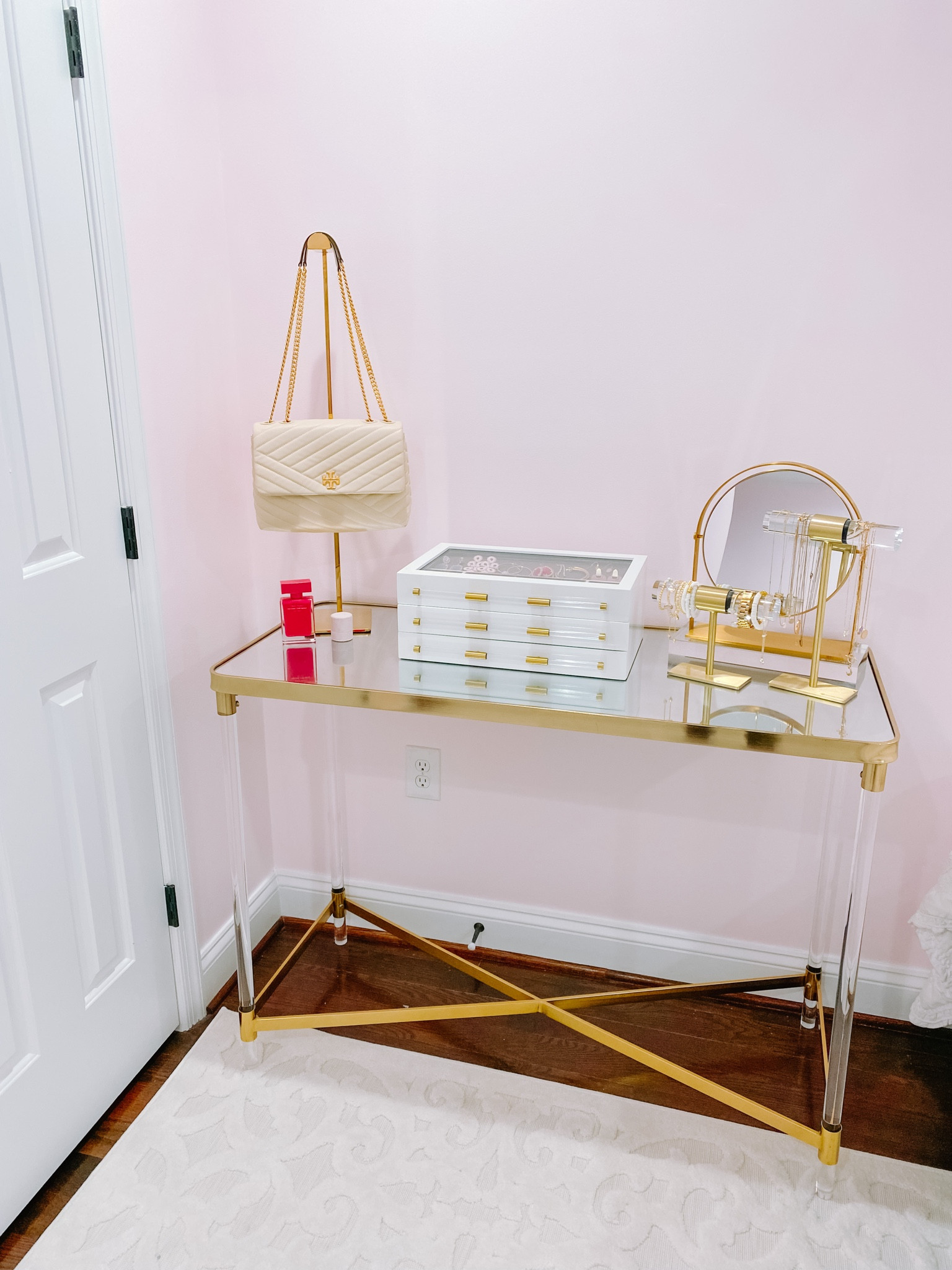Acrylic gold jewelry holder table 