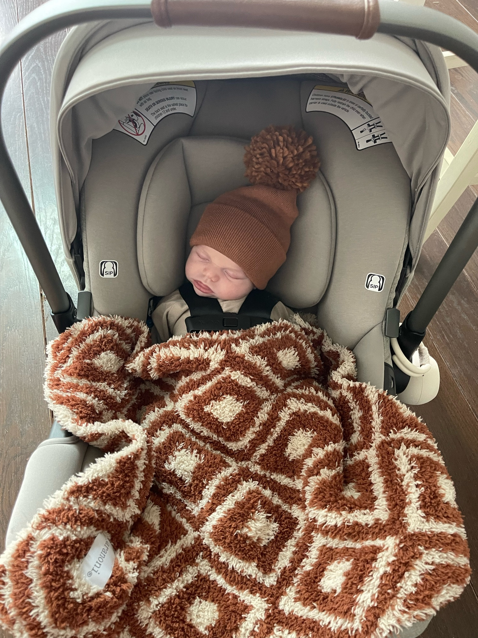 Nuna infant car seat// saranoni blanket// 

#LTKSeasonal #LTKBaby #LTKFindsUnder50