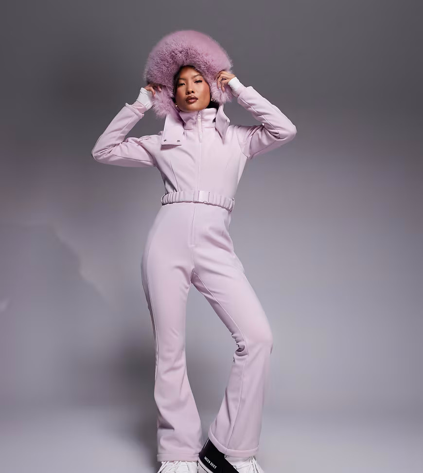 ASOS 4505 Petite – Ski – Skianzug aus Softshell in Rosa mit schmalem, ausgestelltem Bein, Gürtel und Kapuze mit Kunstpelzbesatz | ASOS (Global)