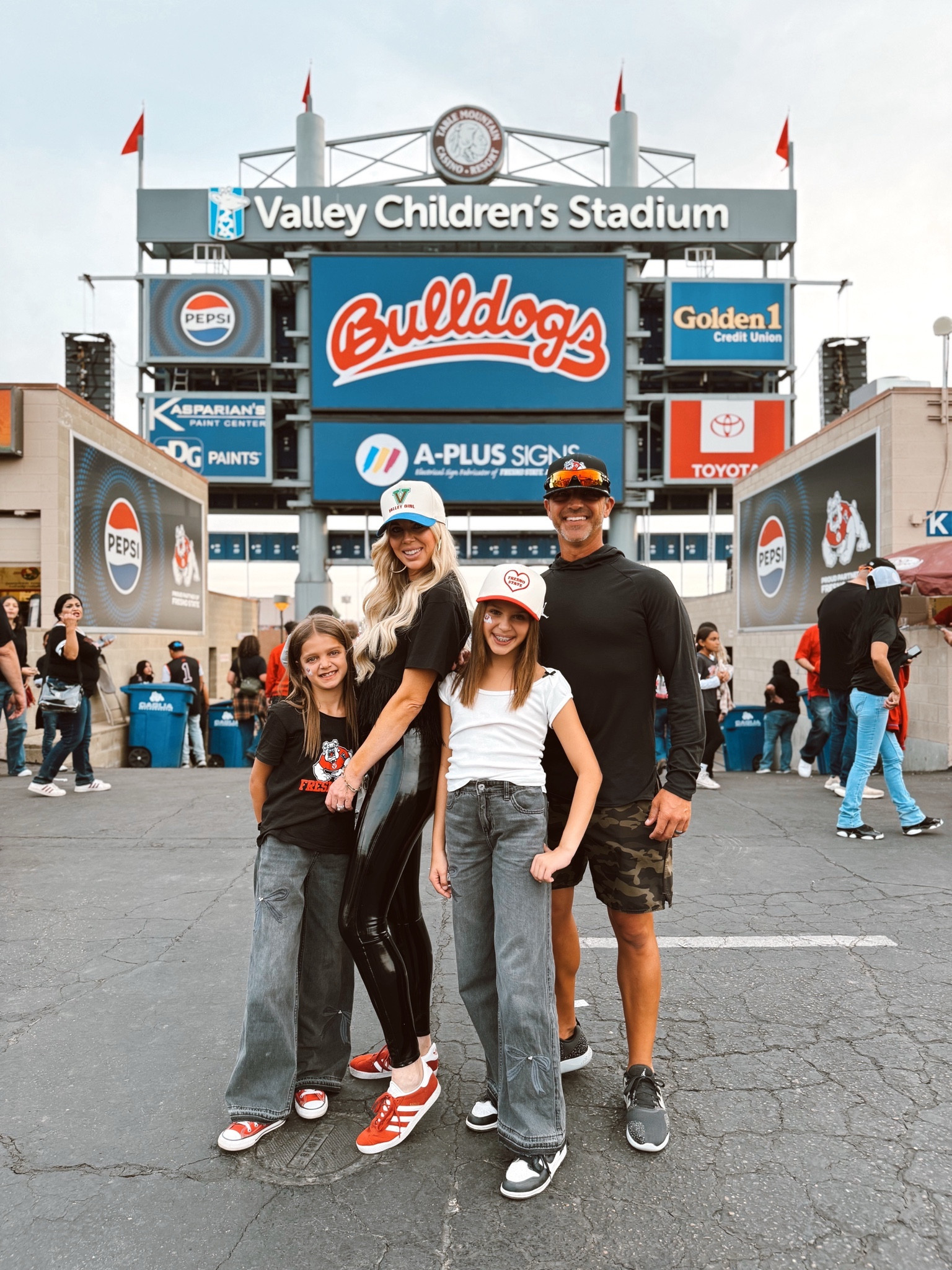 Wide leg Abercrombie jeans with a little bow detail…so cute 🖤

#LTKkids #LTKstyletip #LTKfindsunder50