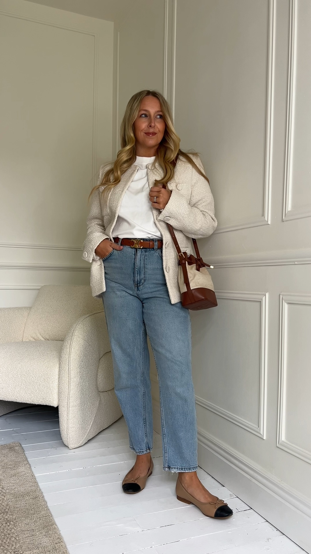 🌷 19/50 Spring outfits 🌷

Plain white t-shirt, Cos (medium)
Blue jeans, New Look
Belt, Celine
Bag, Paris64
Ballet Flats, Marks and Spencer 
Cream blazer, H&M 

#LTKuk #LTKshoes #LTKstyletip