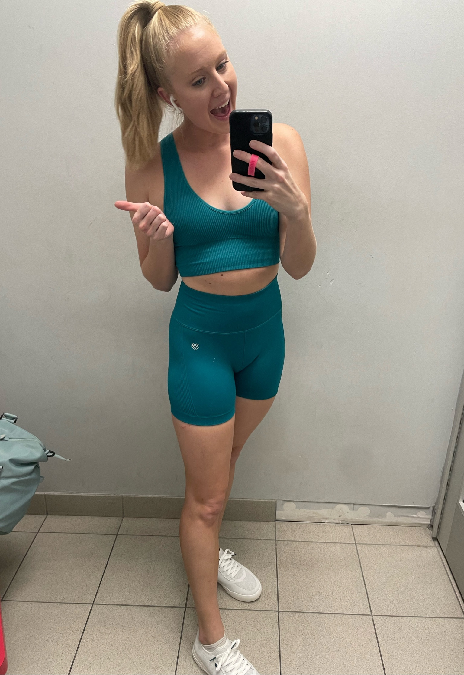 One of my favorite and confine set workout fits!🩵 #forever21 #vessi #vessiambassador #gymbag #workout 

#LTKFitness #LTKshoecrush #LTKFind