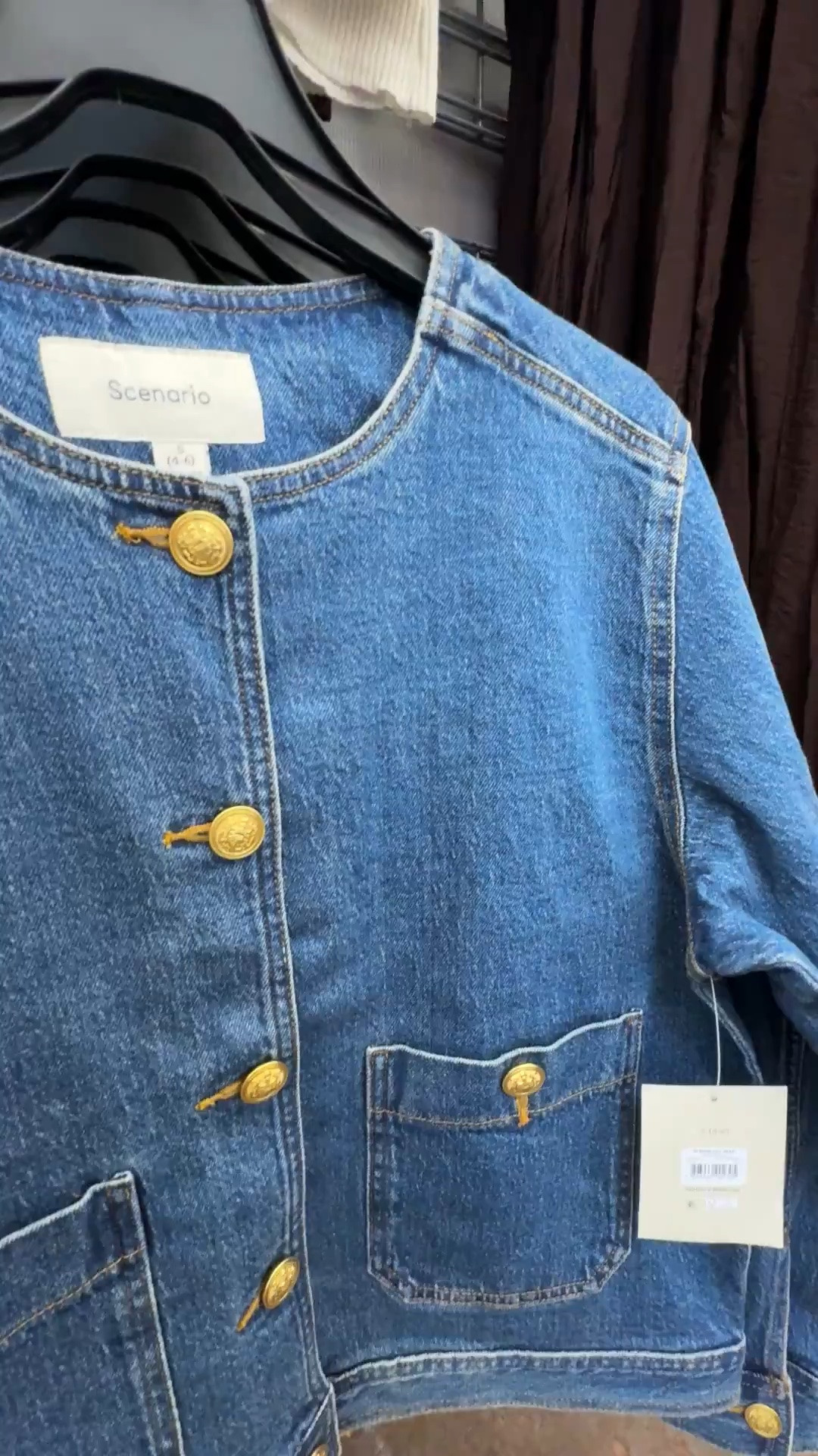 Lady jacket with gold buttons

#LTKootd
