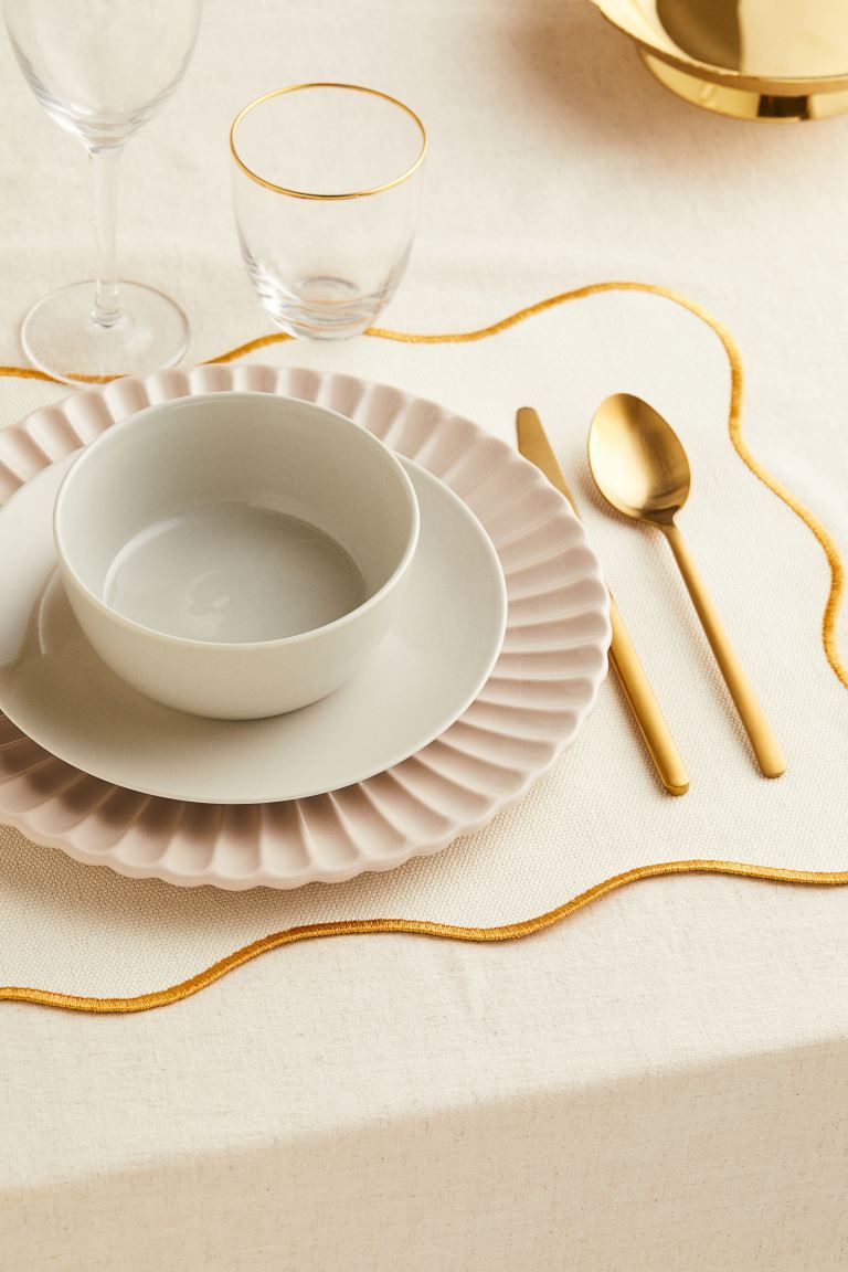 Scallop-edged place mat | H&M (UK, MY, IN, SG, PH, TW, HK)